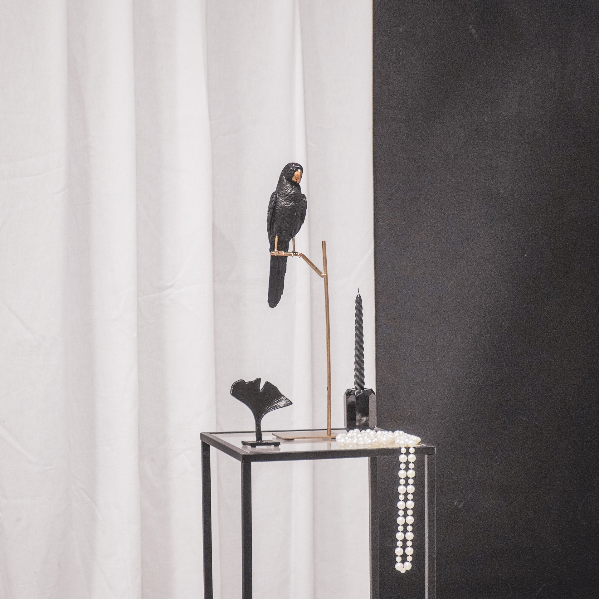 Ornament - Papegaai op Stok - Zwart/Goud - 8.5x11x44cm