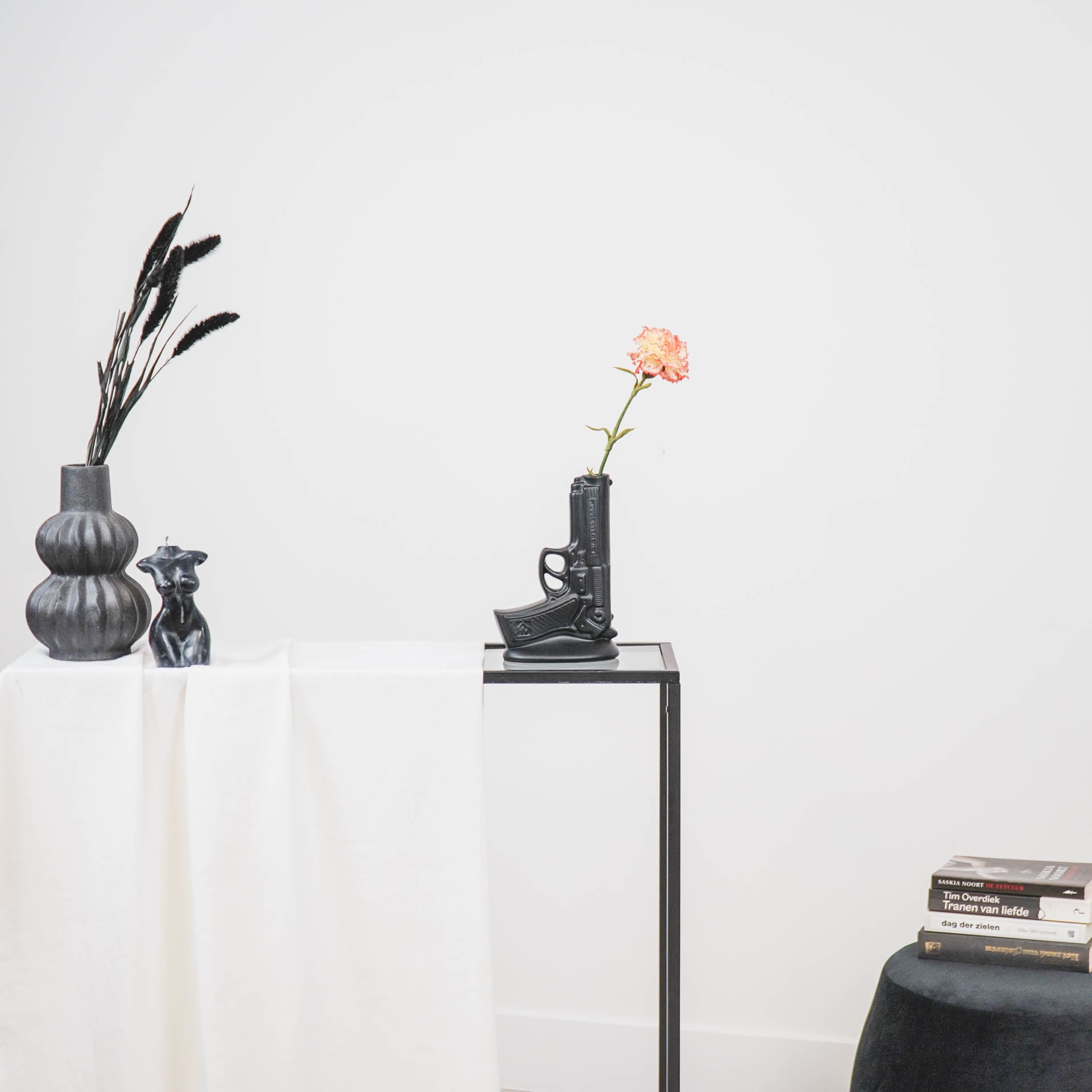 Vaas - Pistool - Keramiek - Zwart - 15x9x23cm