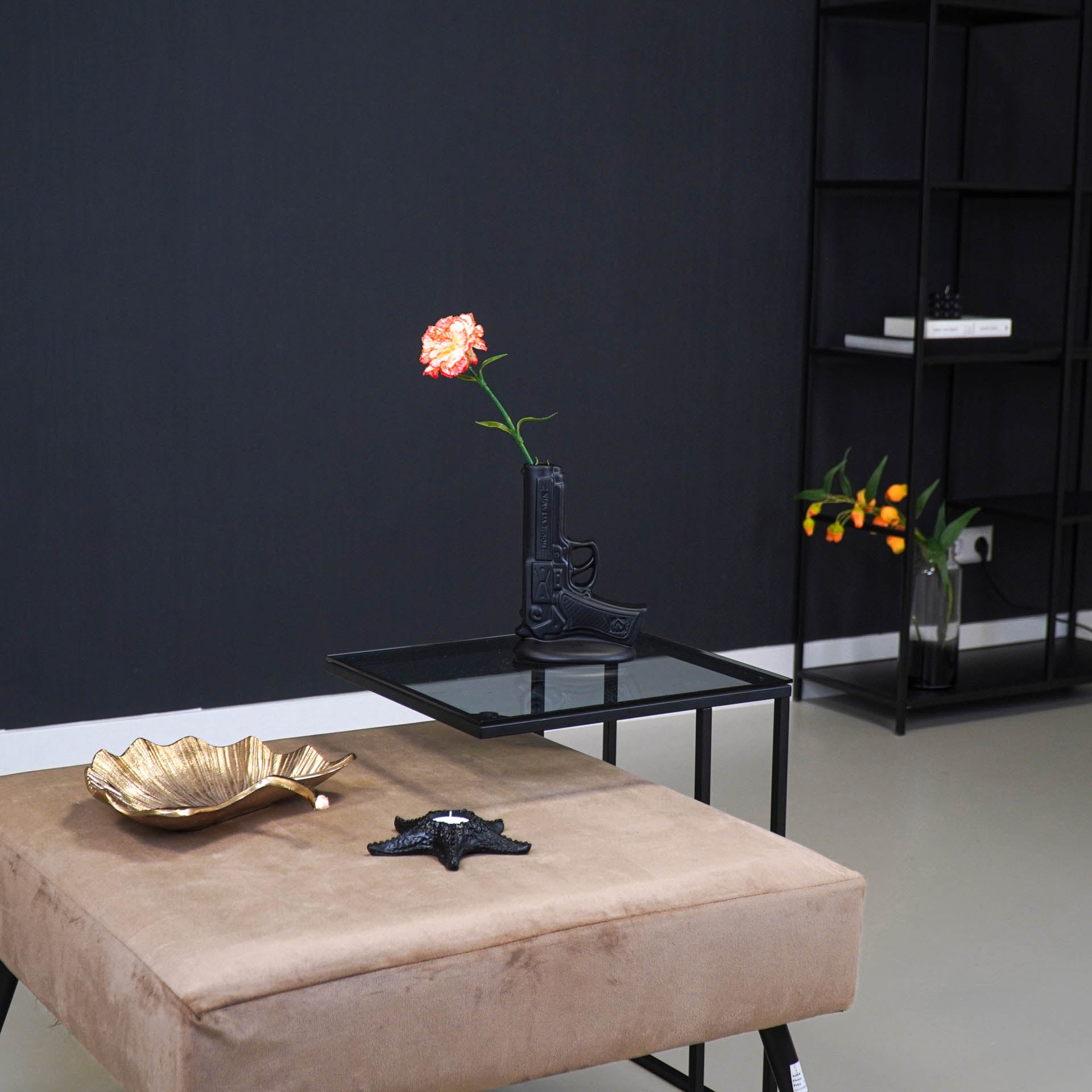 Vaas - Pistool - Keramiek - Zwart - 15x9x23cm