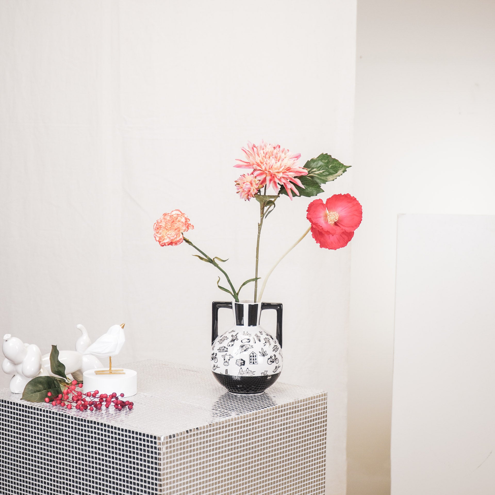 Vaas - Kettleble - Dutch Black Design - Newbone China -14,5x14,5x18,5cm