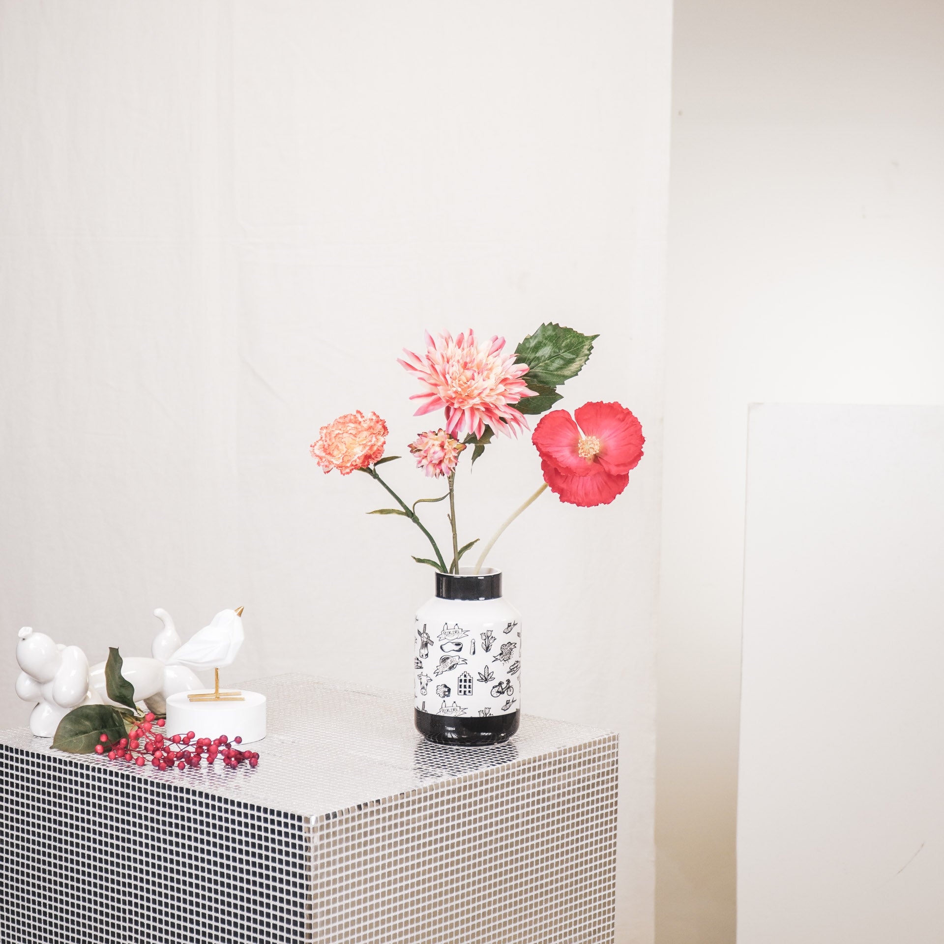 Vaas - Dutch Black Design - Newbone China - 11,5x11,5x18,5cm