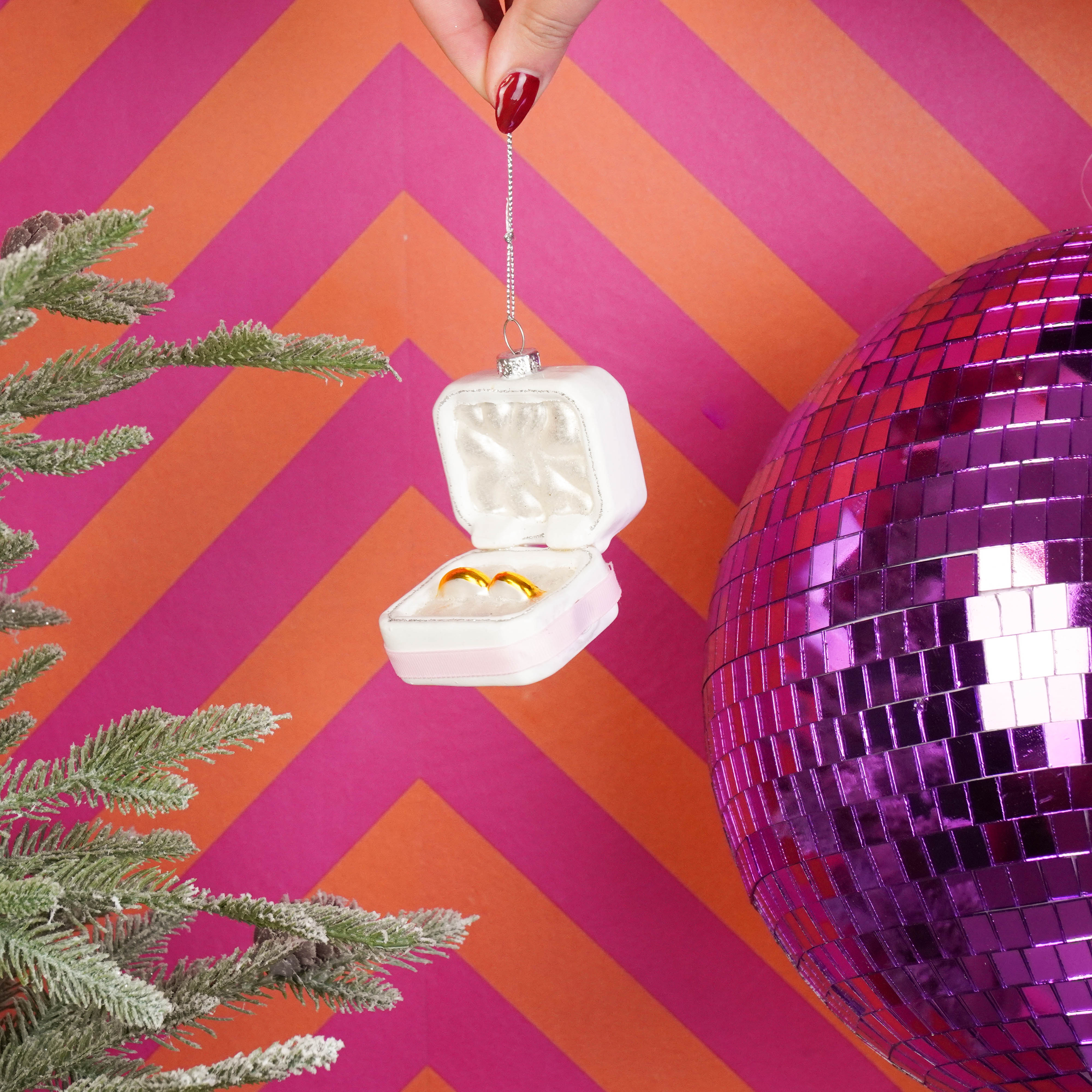 Kerstversiering - Kersthanger - Trouw Ringen in Doosje - Roze/ Wit/ Goud - Glas - 6,5x4,5x11cm