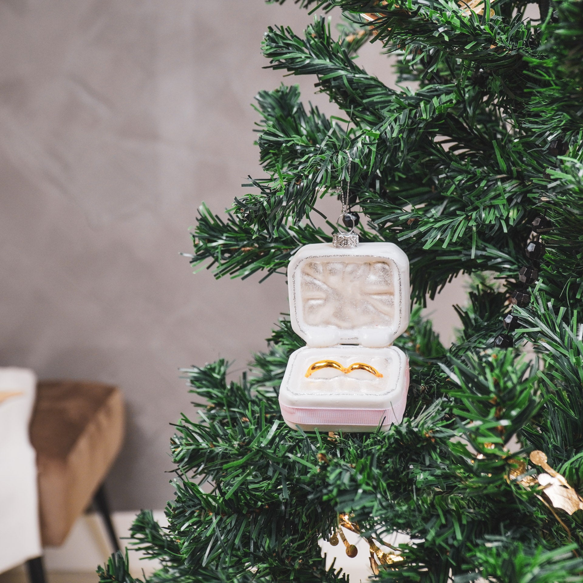 Kerstversiering - Kersthanger - Trouw Ringen in Doosje - Roze/ Wit/ Goud - Glas - 6,5x4,5x11cm