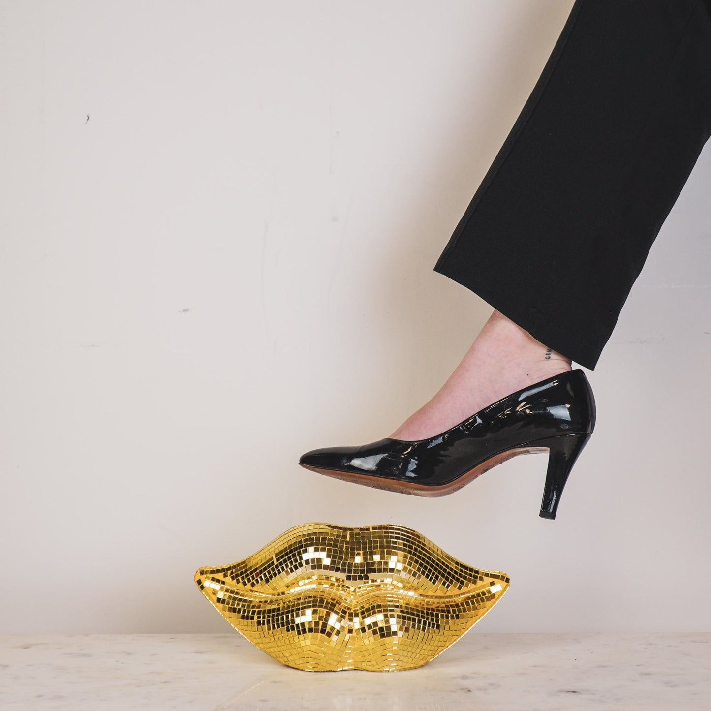Ornament - Disco - Lip - Keramiek/Glas - Goud - 29x10x13,5cm