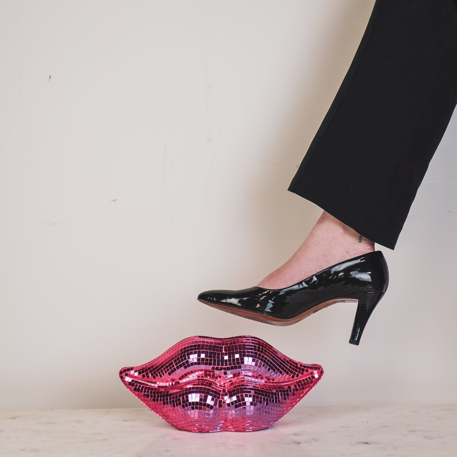 Ornament - Disco - Lip - Keramiek/Glas - Roze - 29x10x13,5cm