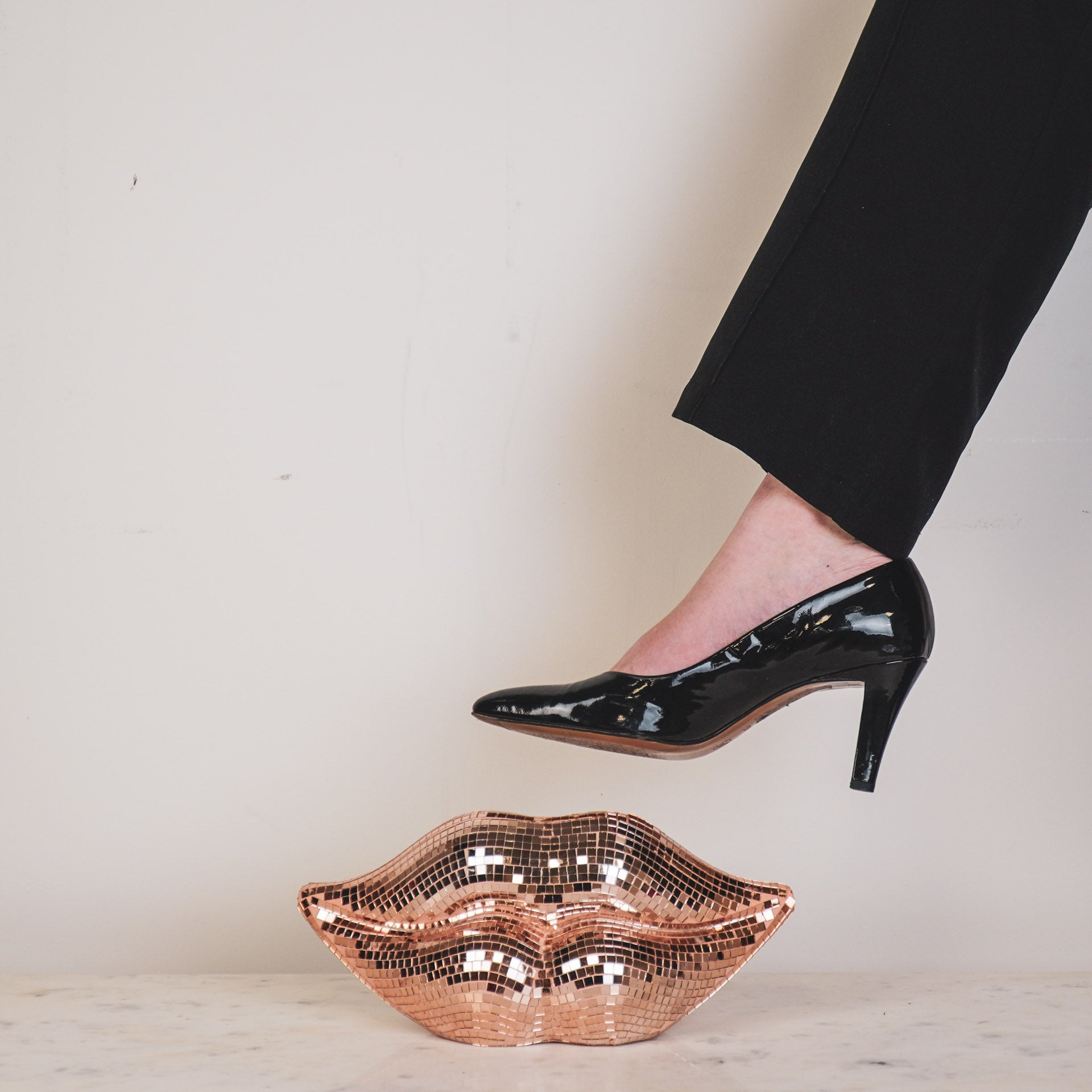 Ornament - Disco - Lip - Keramiek/Glas - Rose Goud - 29x10x13,5cm