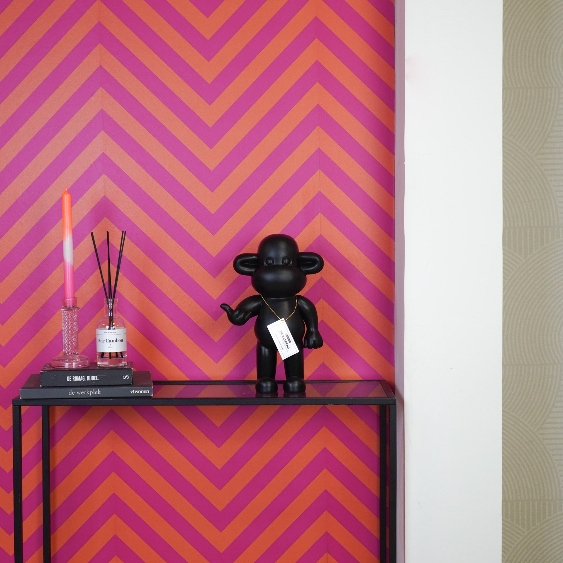 Ornament - Hang loose Aap Beeld 'The Legend' - Polyresin - Zwart - 20,5x13,5x35cm