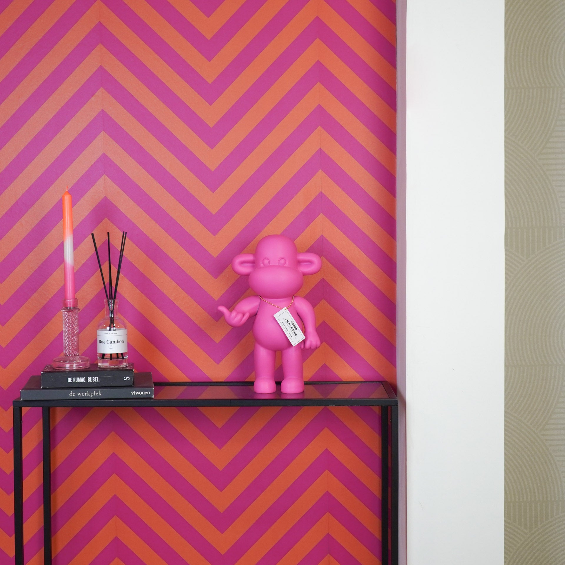 Ornament - Hang loose Aap Beeld 'The Legend' - Polyresin - Roze - 20,5x13,5x35cm