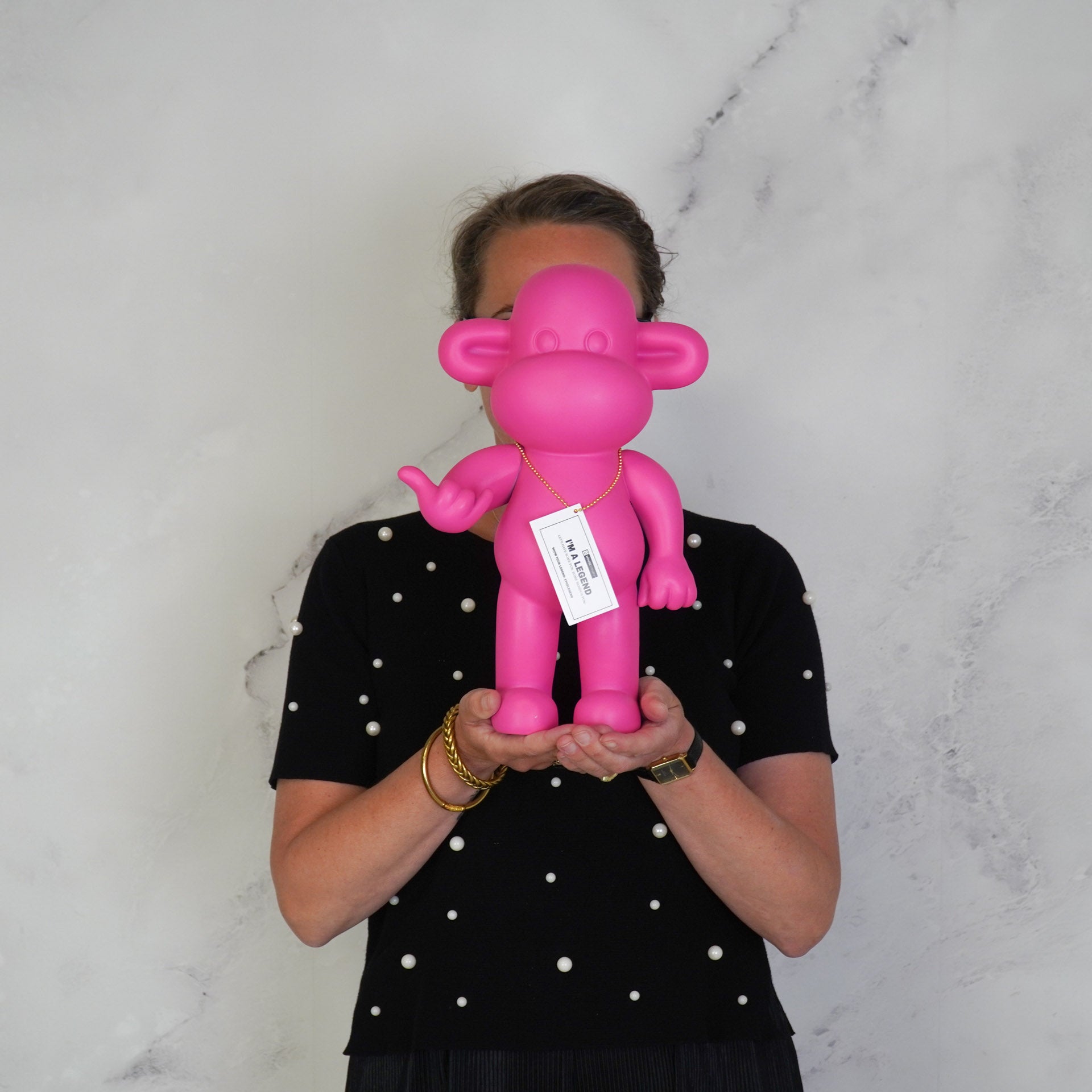 Ornament - Hang loose Aap Beeld 'The Legend' - Polyresin - Roze - 20,5x13,5x35cm