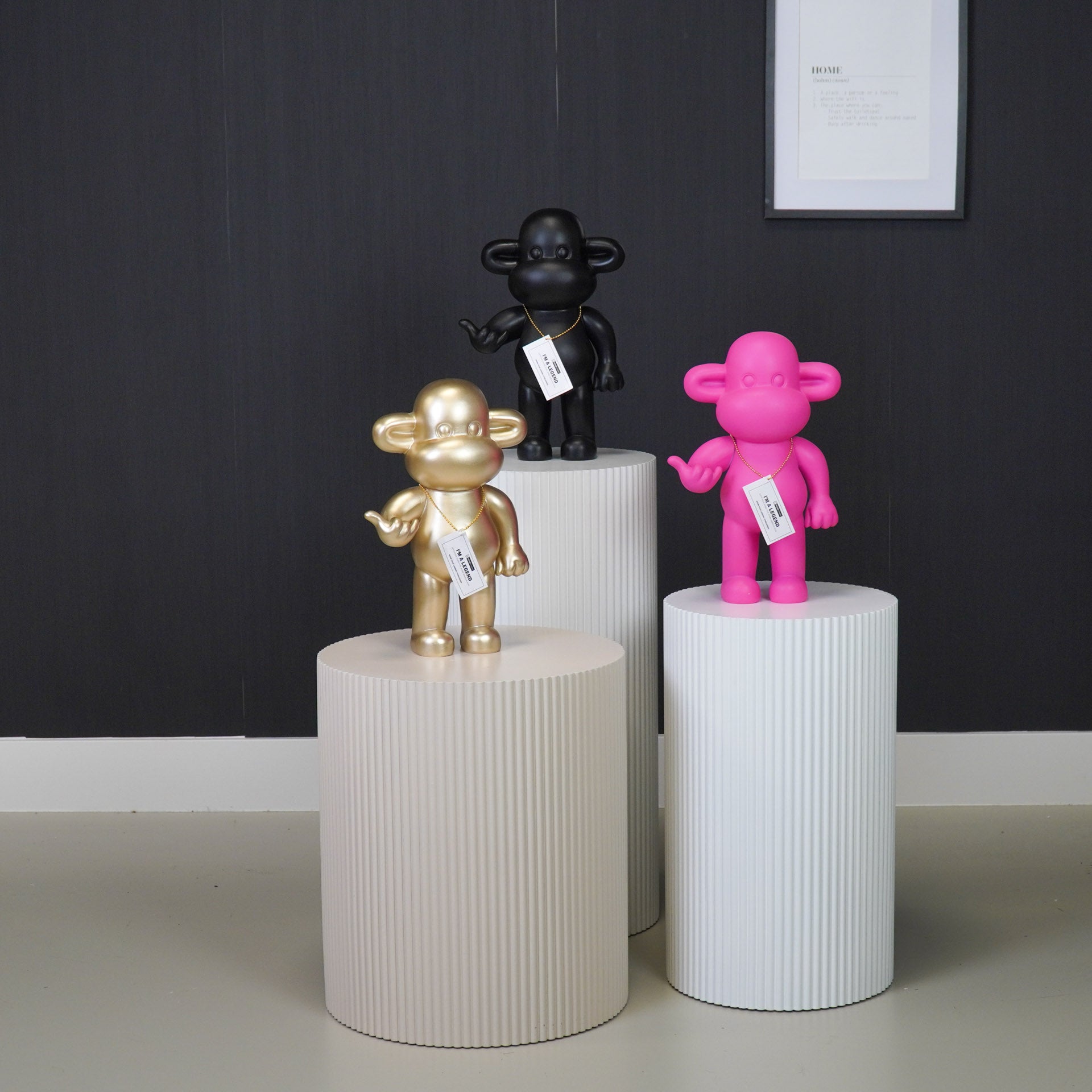 Ornament - Hang loose Aap Beeld 'The Legend' - Polyresin - Roze - 20,5x13,5x35cm