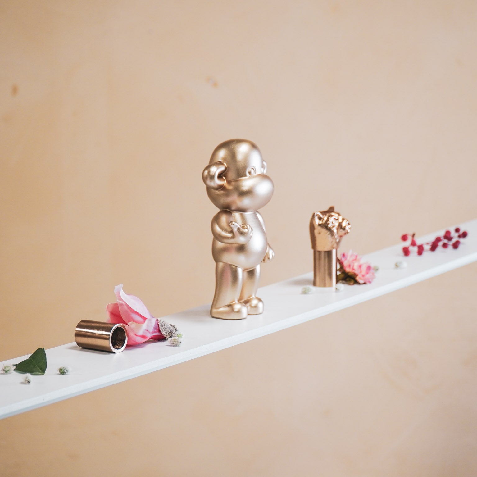 Ornament - Hang loose Aap Beeld 'The Legend' - Polyresin - Goud - 11x7x19cm