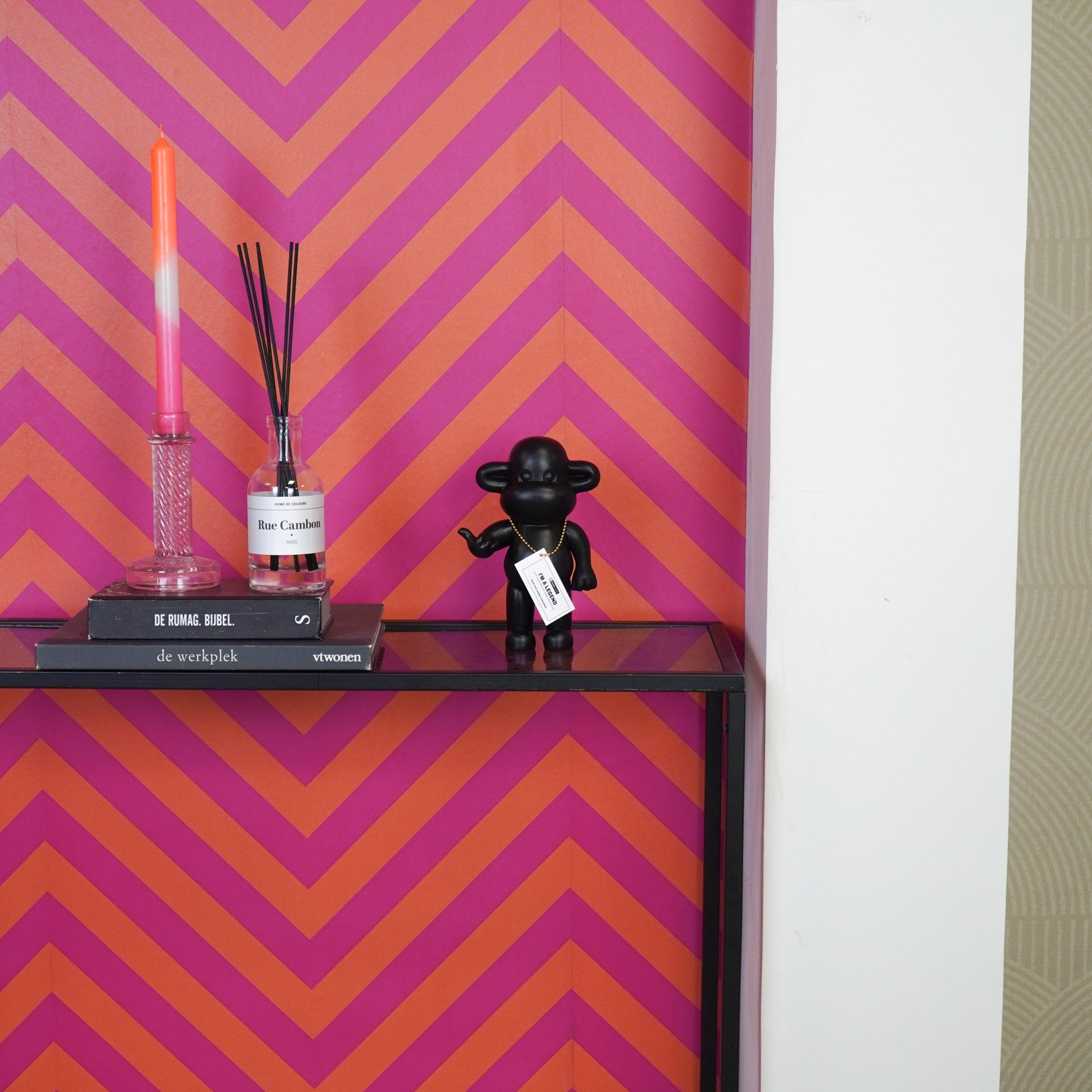 Ornament - Hang loose Aap Beeld 'The Legend' - Polyresin - Zwart - 11x7x19cm