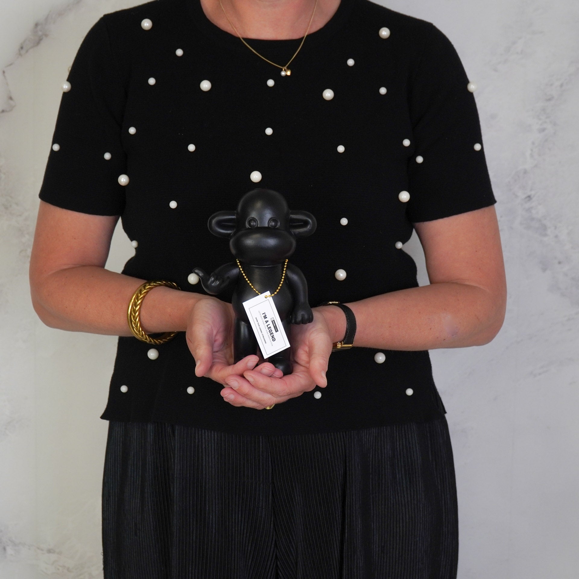 Ornament - Hang loose Aap Beeld 'The Legend' - Polyresin - Zwart - 11x7x19cm