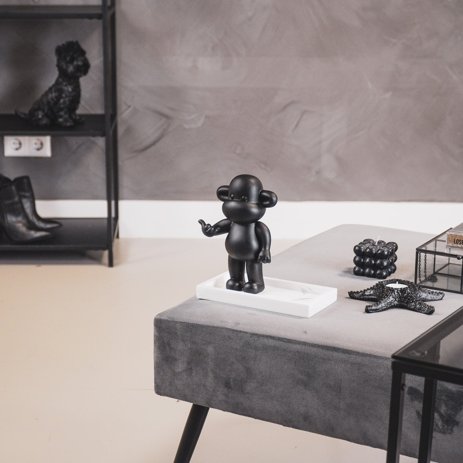 Ornament - Hang loose Aap Beeld 'The Legend' - Polyresin - Zwart - 11x7x19cm