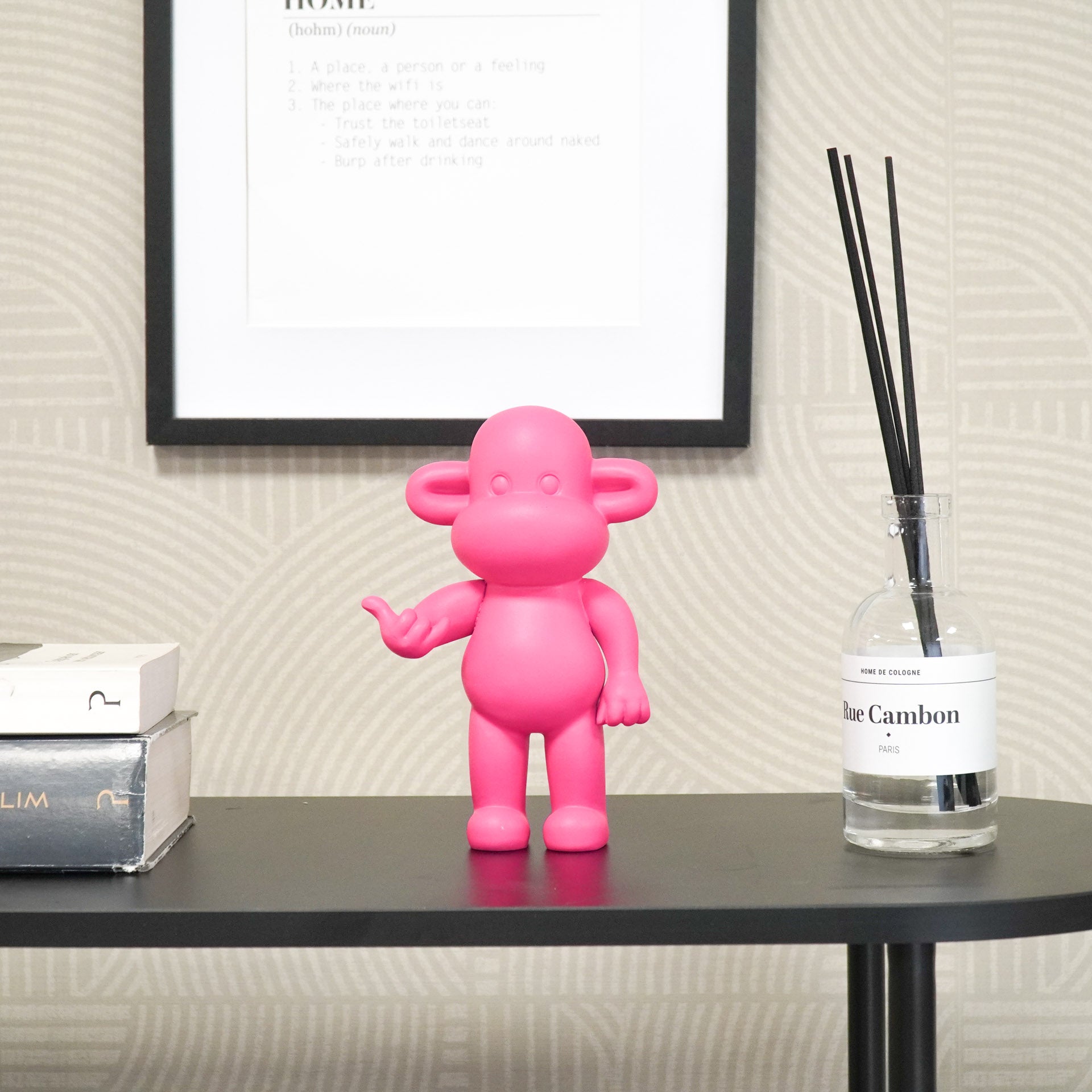 Ornament - Hang loose Aap Beeld 'The Legend' - Polyresin - Roze - 11x7x19cm