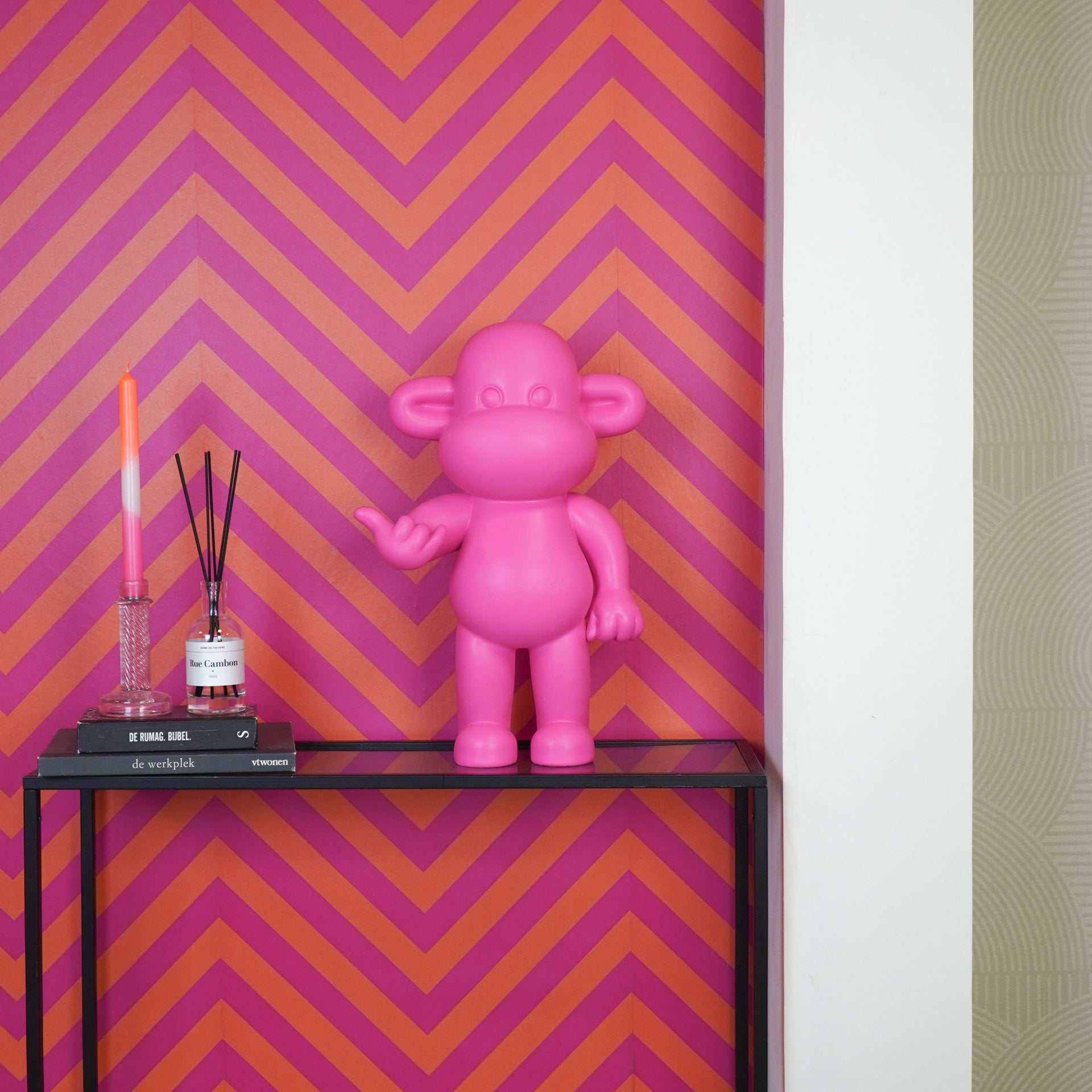 Ornament - Hang loose Aap Beeld 'The Legend' - Polyresin - Roze - 33x21x50cm