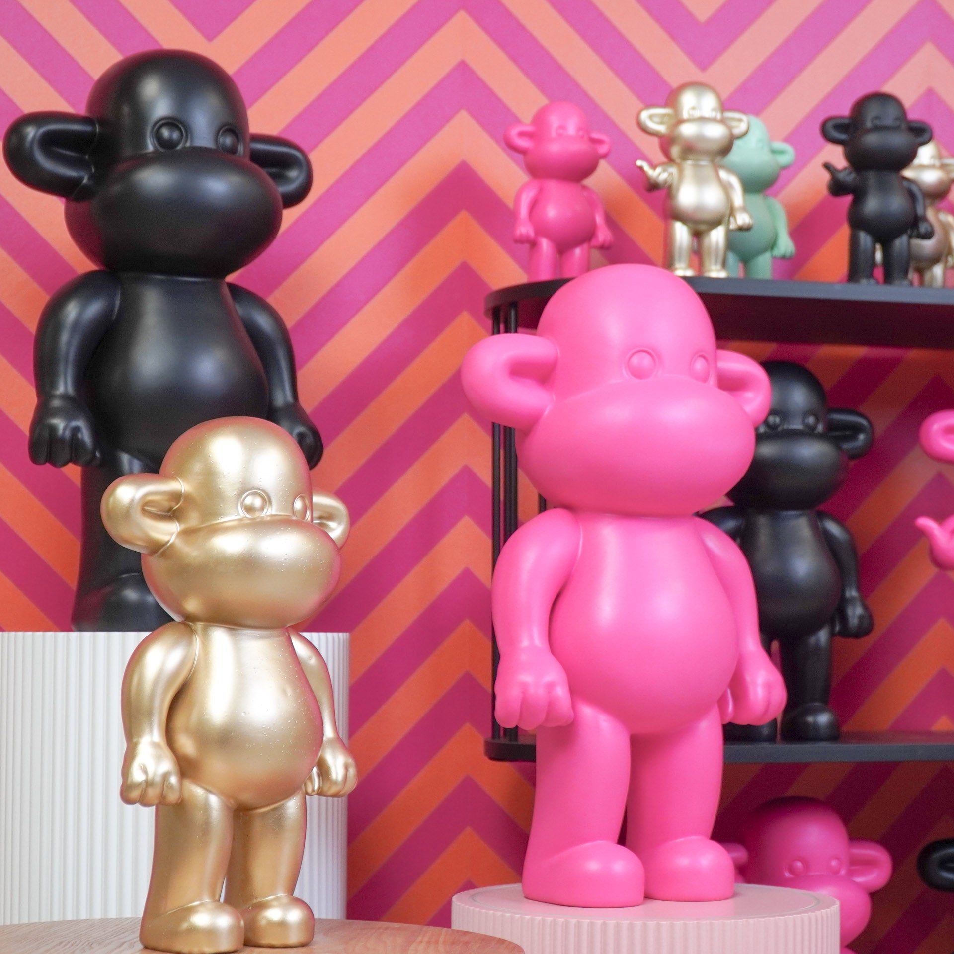 Ornament - Aap Beeld 'The Legend' - Polyresin - Roze - 33x21x50cm