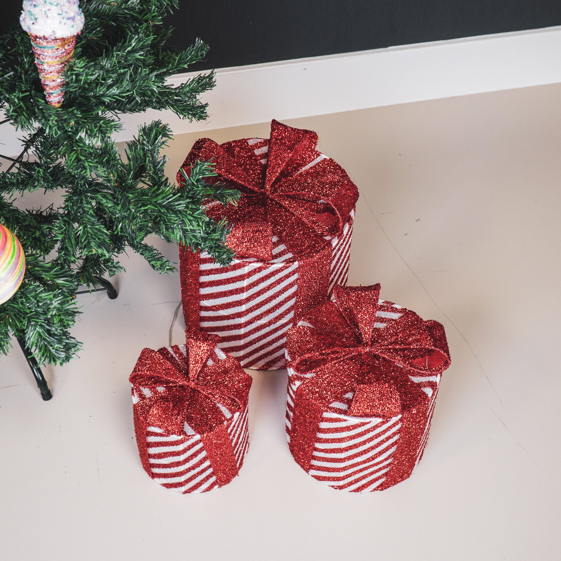 Kerst Led Lamp - Ronde Cadeau - Set van 3 - Kunststof - Rood/ Wit - 15cm/20cm/25cm