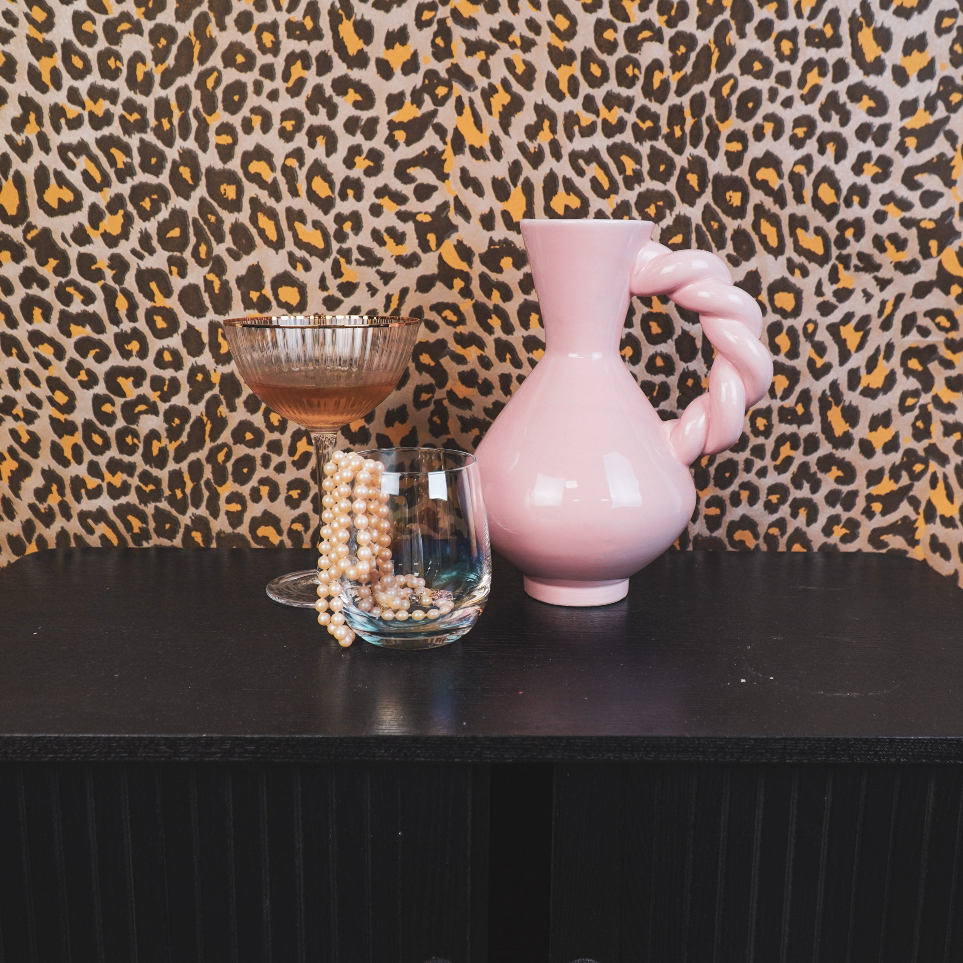 Vaas- Kruik met Gedraaid Handvat- Dolomiet- Roze-17,5x13,5x22cm