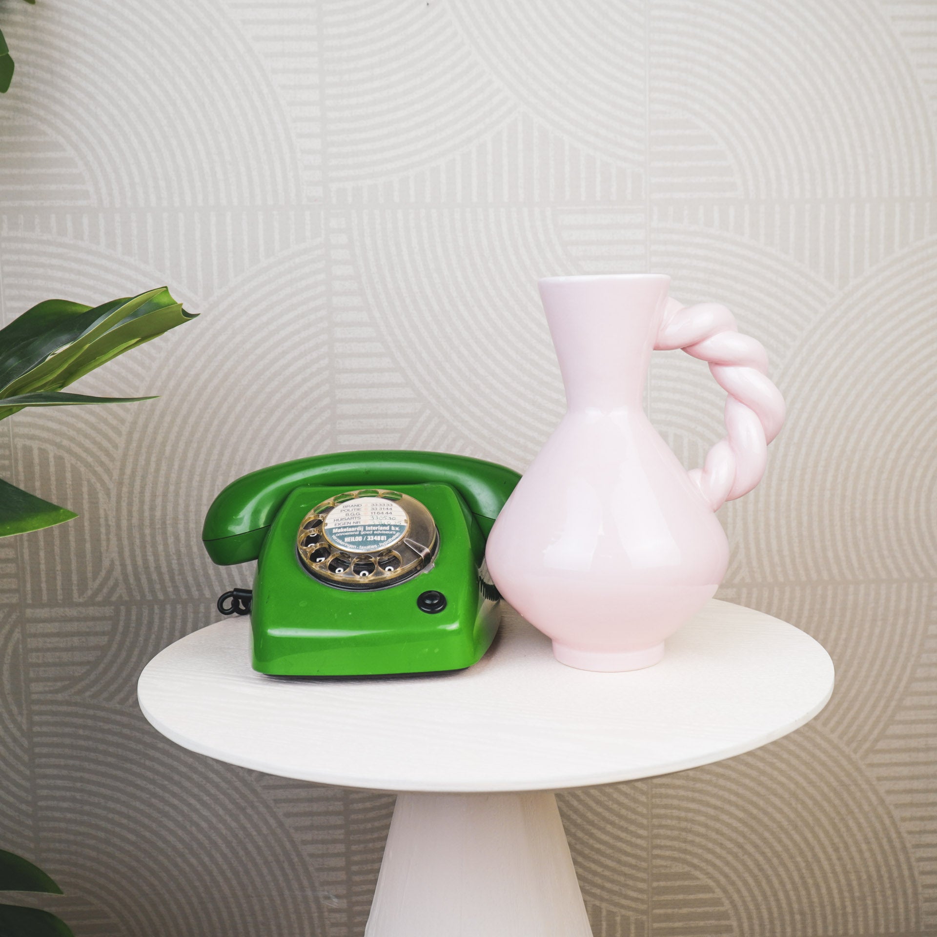 Vaas- Kruik met Gedraaid Handvat- Dolomiet- Roze-17,5x13,5x22cm