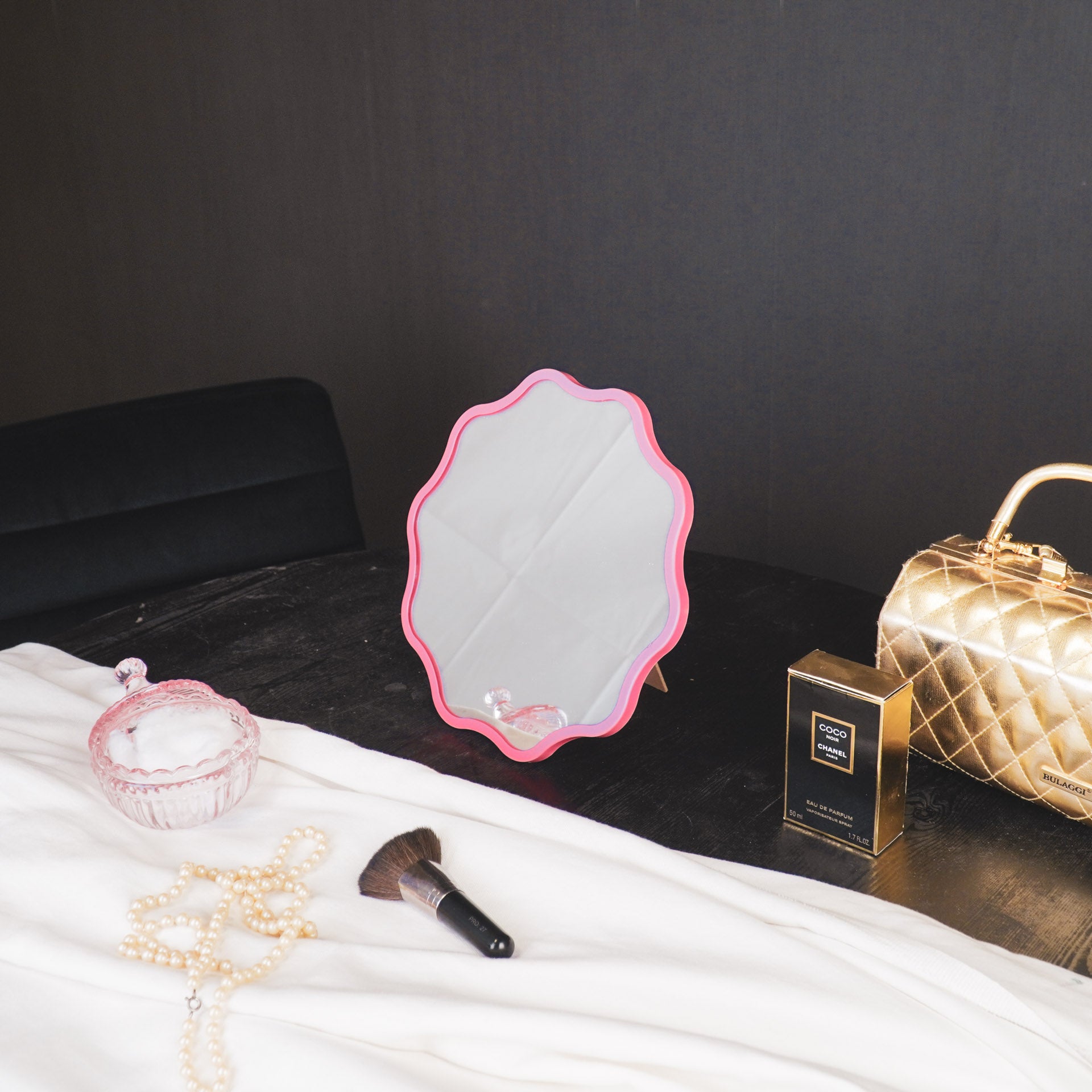 Housevitamin- Spiegel - Make up Spiegel- Golvend Rond - Metaal - Fluor Roze - 25x1x25cm