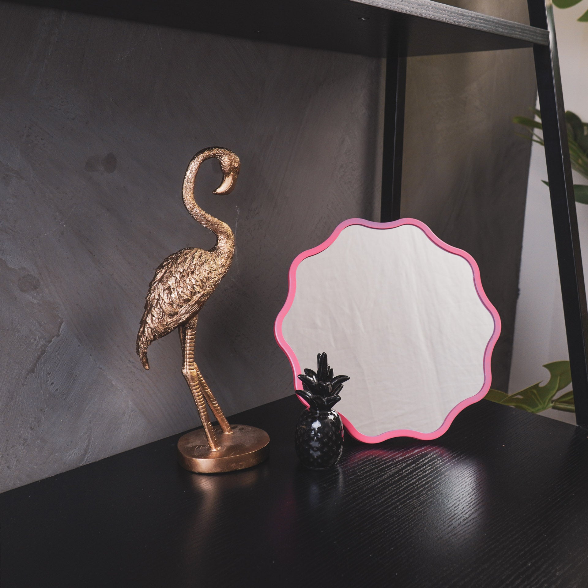 Housevitamin- Spiegel - Make up Spiegel- Golvend Rond - Metaal - Fluor Roze - 25x1x25cm