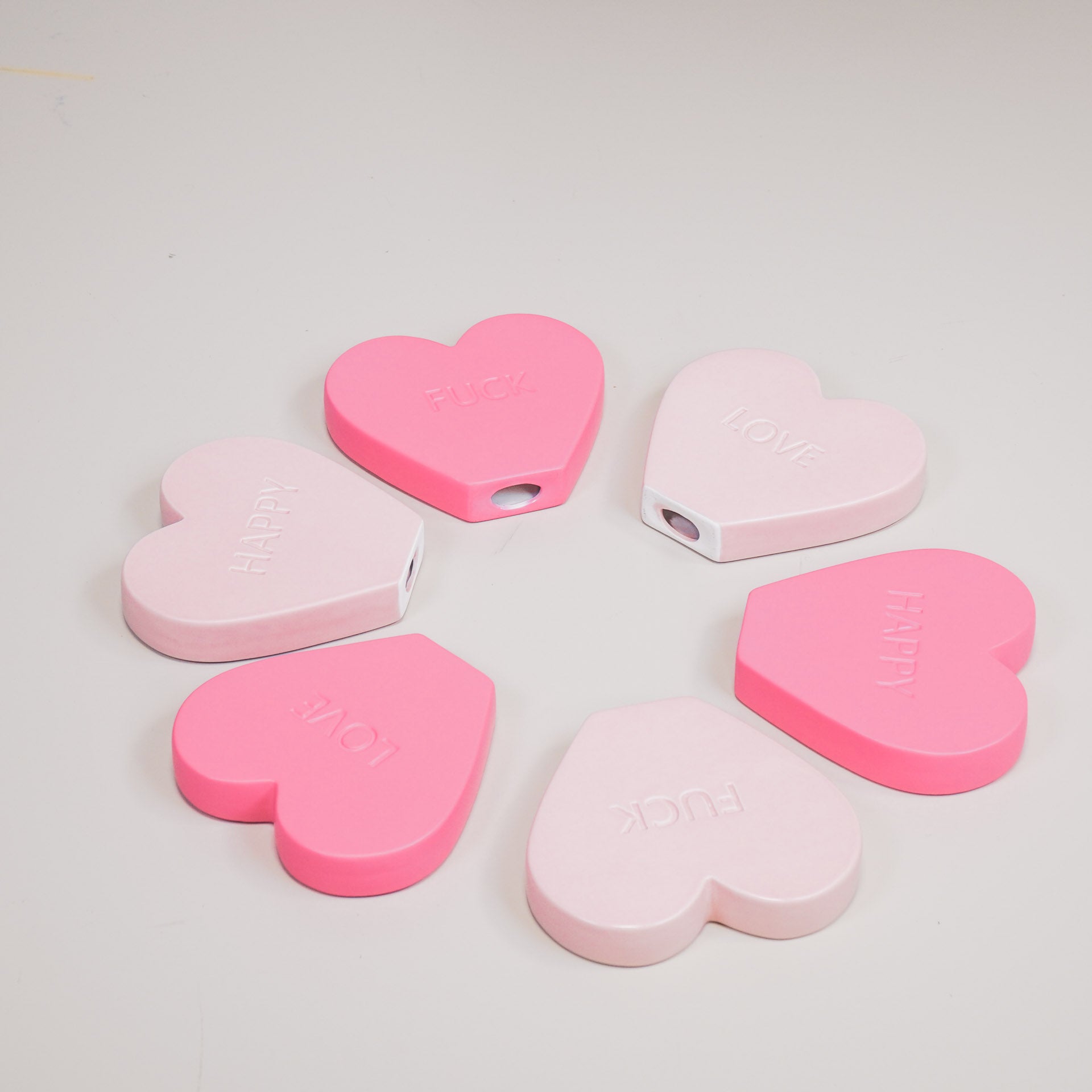 Ornament- Snoephart Beeld 'LOVE'- Keramiek- Fluor Roze- 20x4x18,5cm