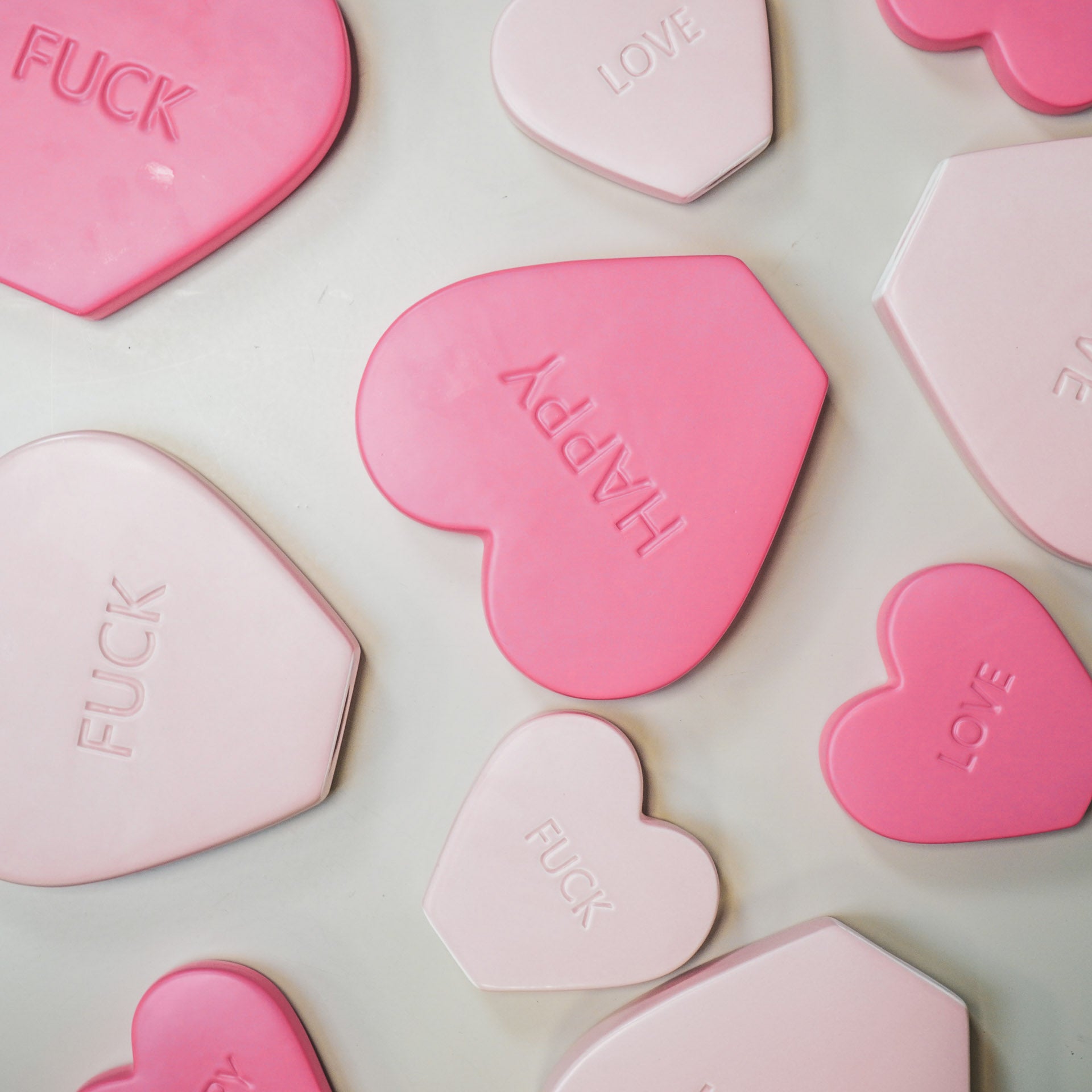 Ornament- Snoephart Beeld 'LOVE'- Keramiek- Fluor Roze- 20x4x18,5cm