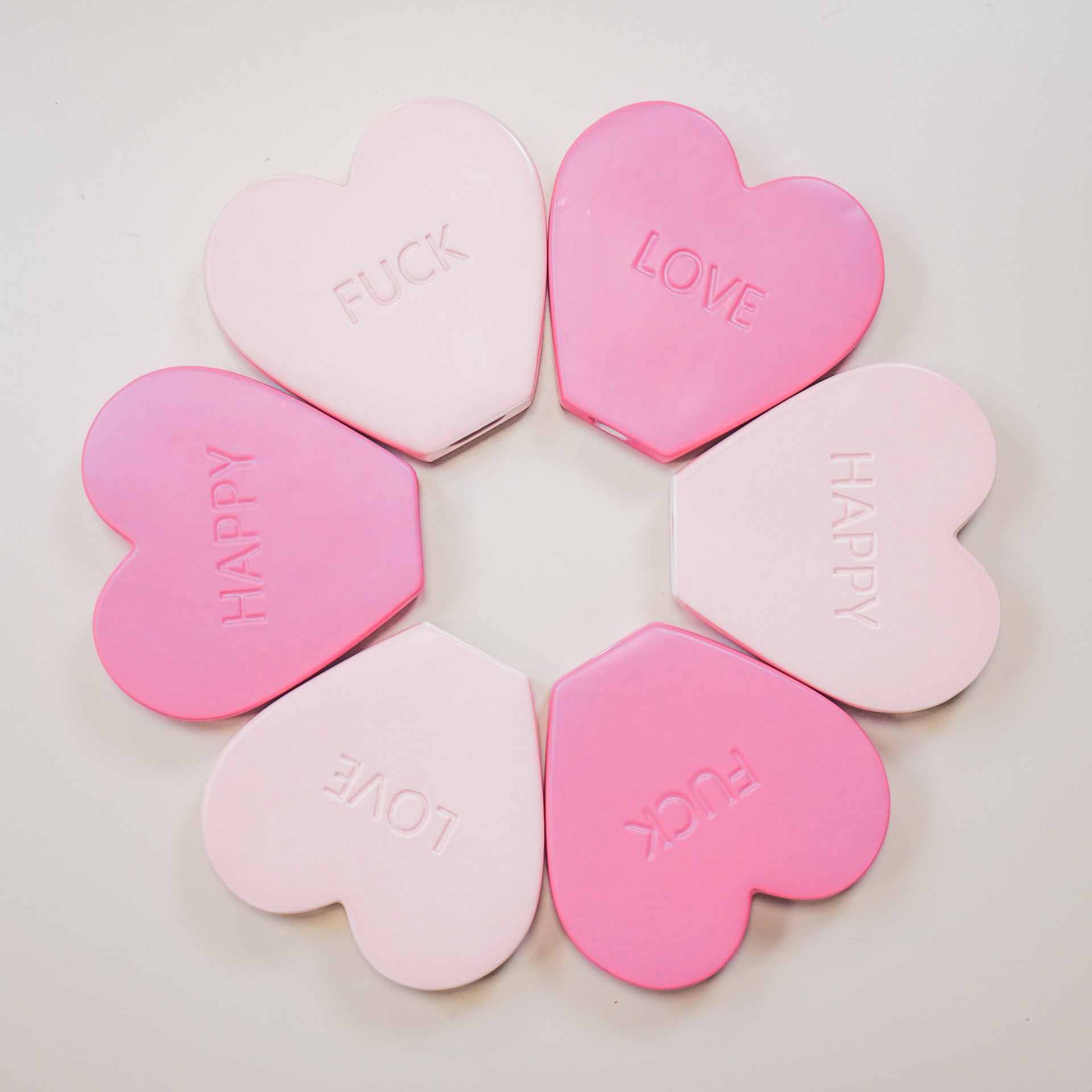 Ornament- Snoephart Beeld 'LOVE'- Keramiek- Fluor Roze- 20x4x18,5cm