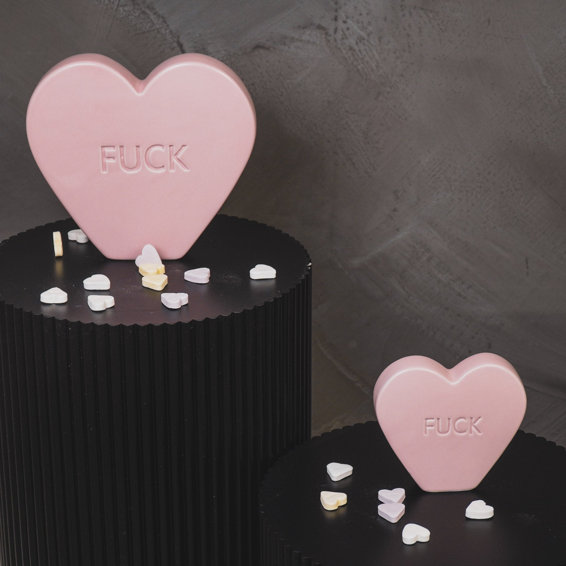 Ornament- Snoephart Beeldje 'FUCK'- Keramiek- Licht Roze- 13x4x11,5cm