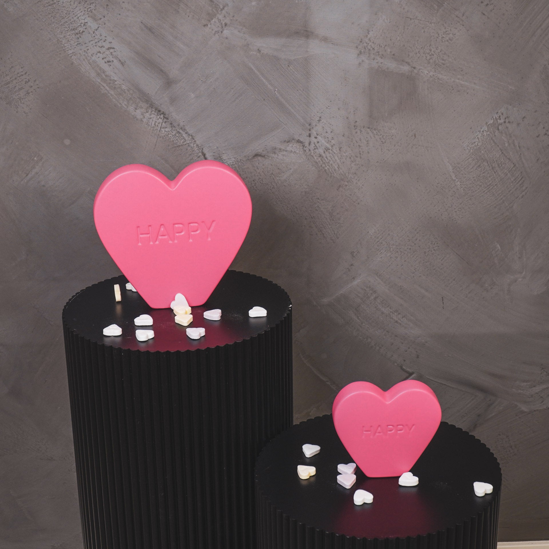 Ornament- Snoephart Beeldje 'HAPPY'- Keramiek- Fluor Roze-13x4x11,5cm
