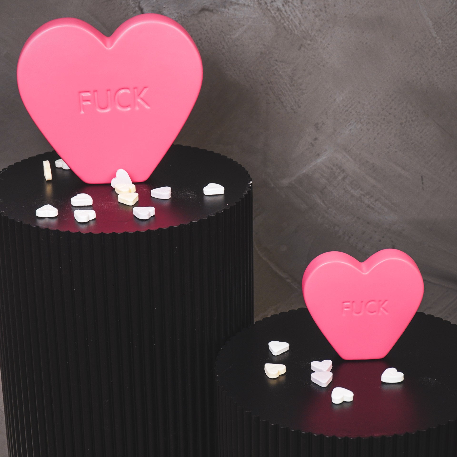 Ornament- Snoephart Beeldje 'HAPPY'- Keramiek- Fluor Roze-13x4x11,5cm