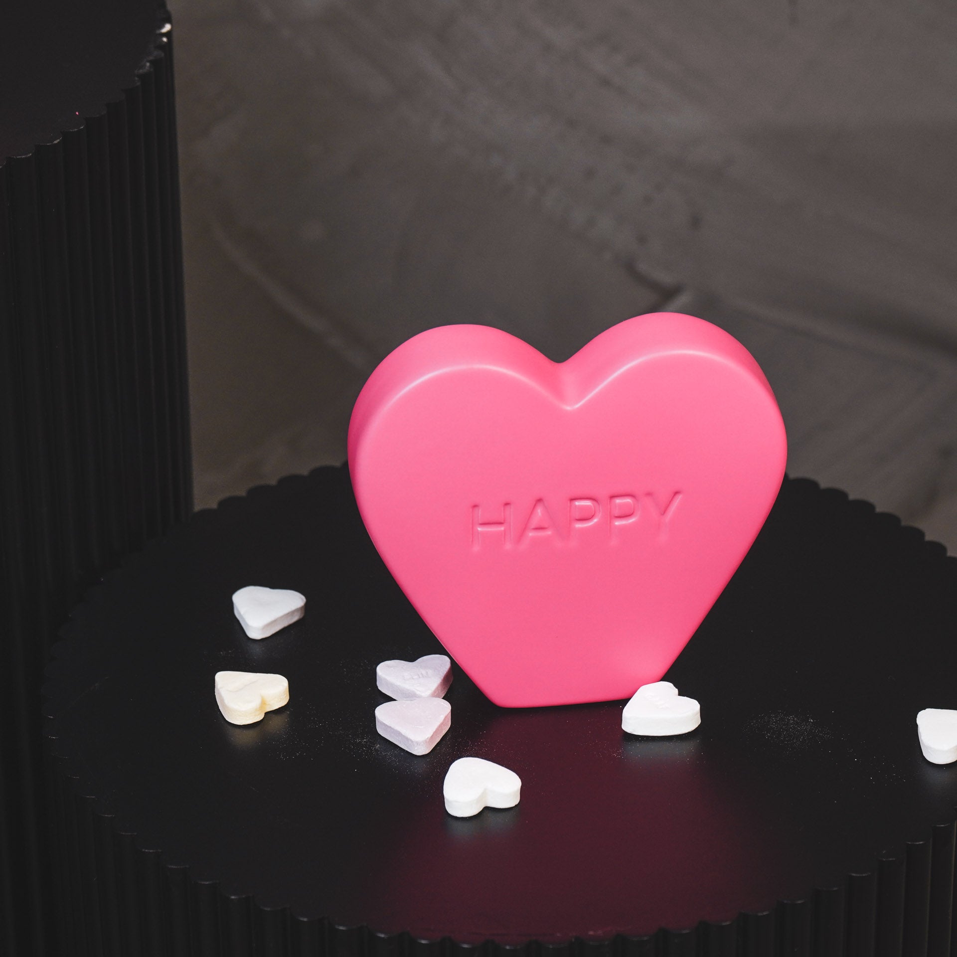 Ornament- Snoephart Beeldje 'HAPPY'- Keramiek- Fluor Roze-13x4x11,5cm