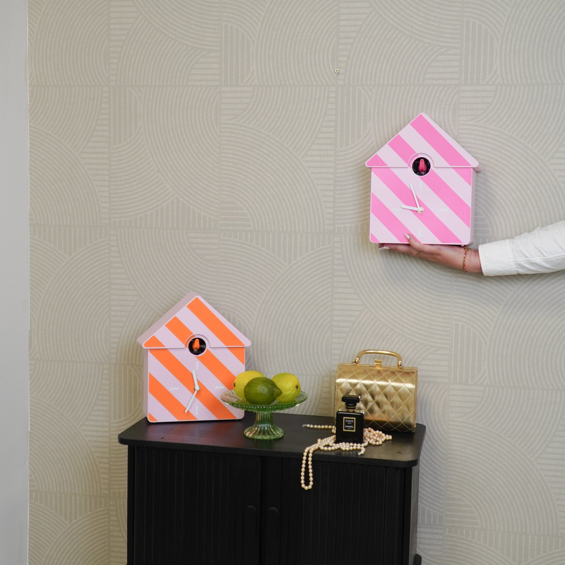 Klok- Wandklok Koekoeksklok - Gestreept Patroon-Oranje/ Roze - 24x27x9cm
