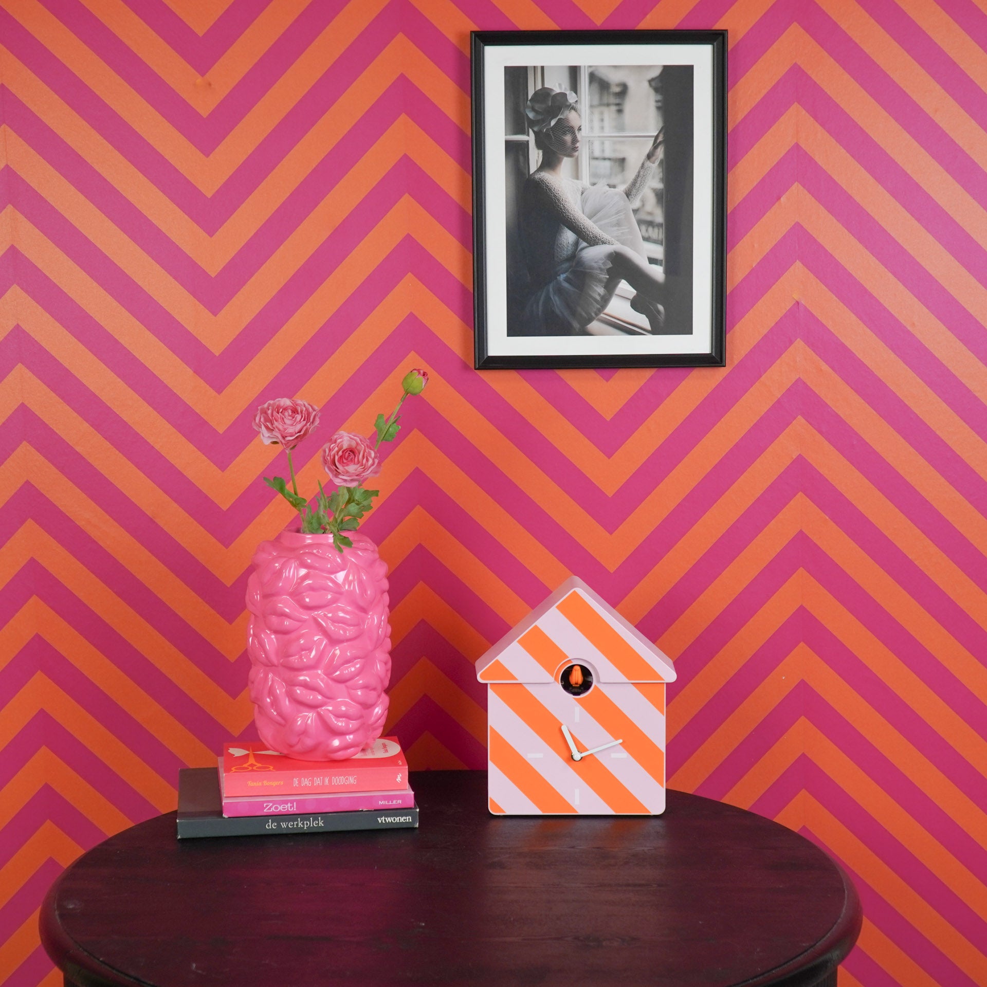 Klok- Wandklok Koekoeksklok - Gestreept Patroon-Oranje/ Roze - 24x27x9cm