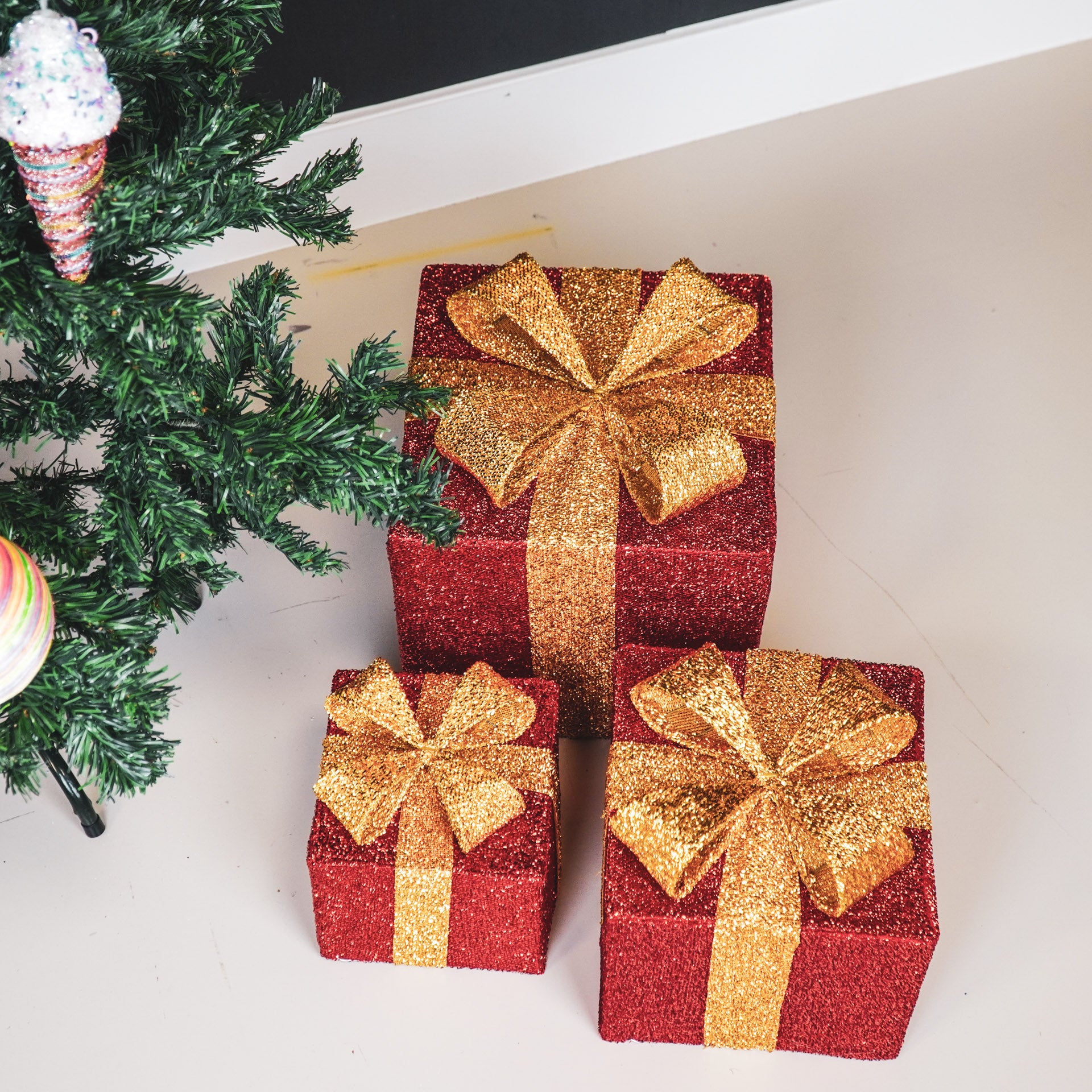 Kerst Led Lamp - Cadeau Set van 3 - Kunststof - Rood/Goud - 15cm/20cm/25cm