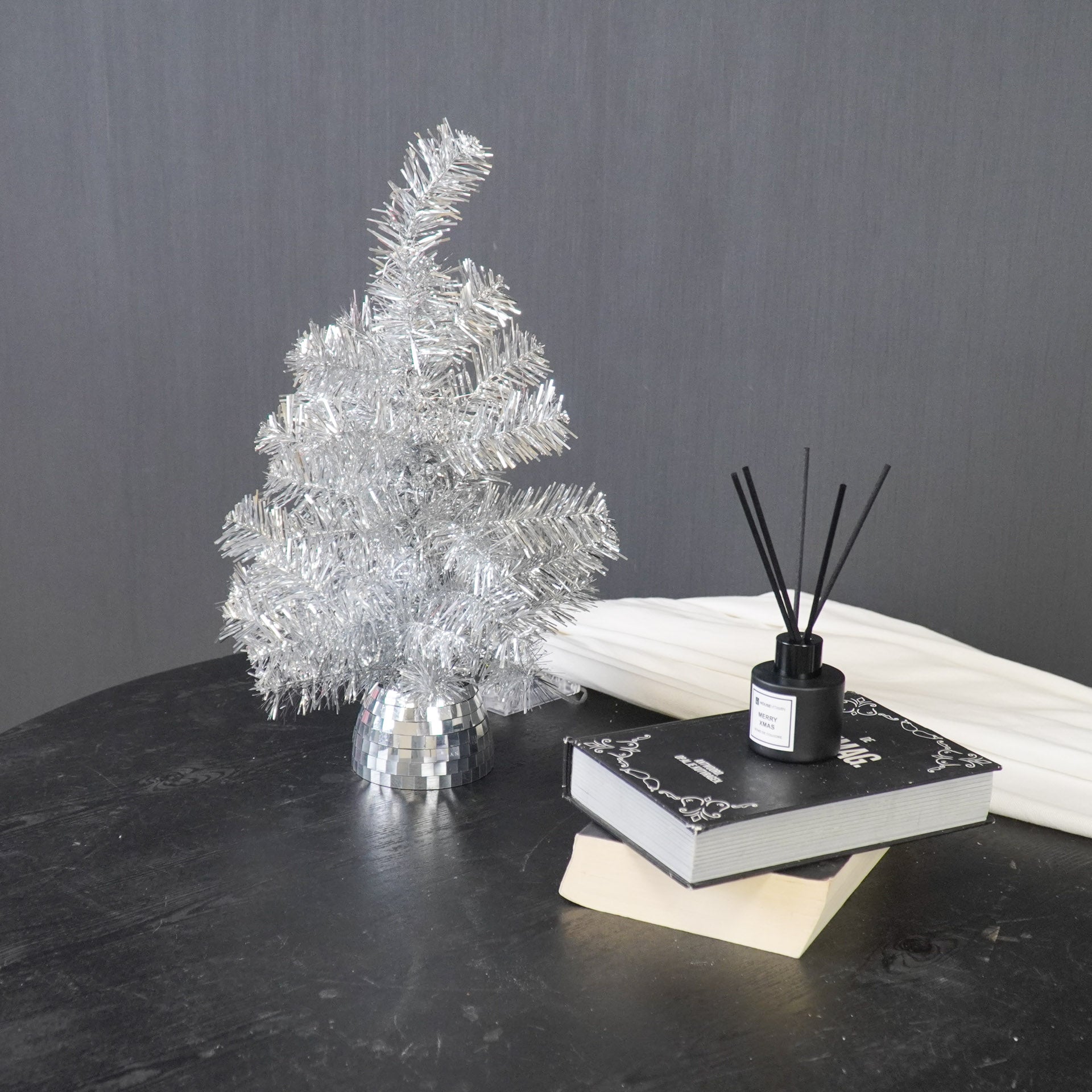 Kunstboom - Kerstboom met led lampjes - Kunststof - Zilver - 50 cm