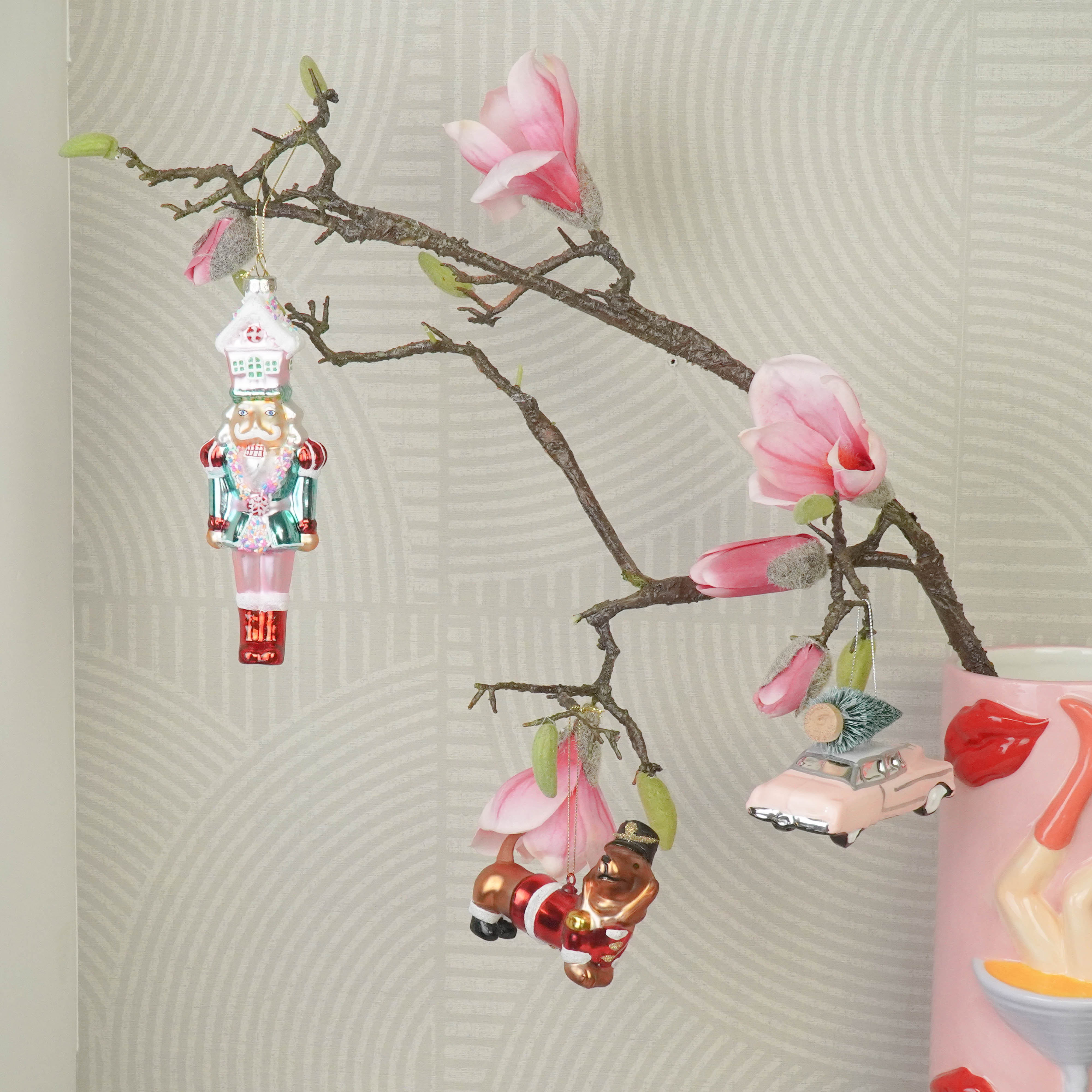 Kerstversiering - Kersthanger - Notenkraker met Snoephuisje - Wit/ Roze - Glas - 5,5x4x17,5cm