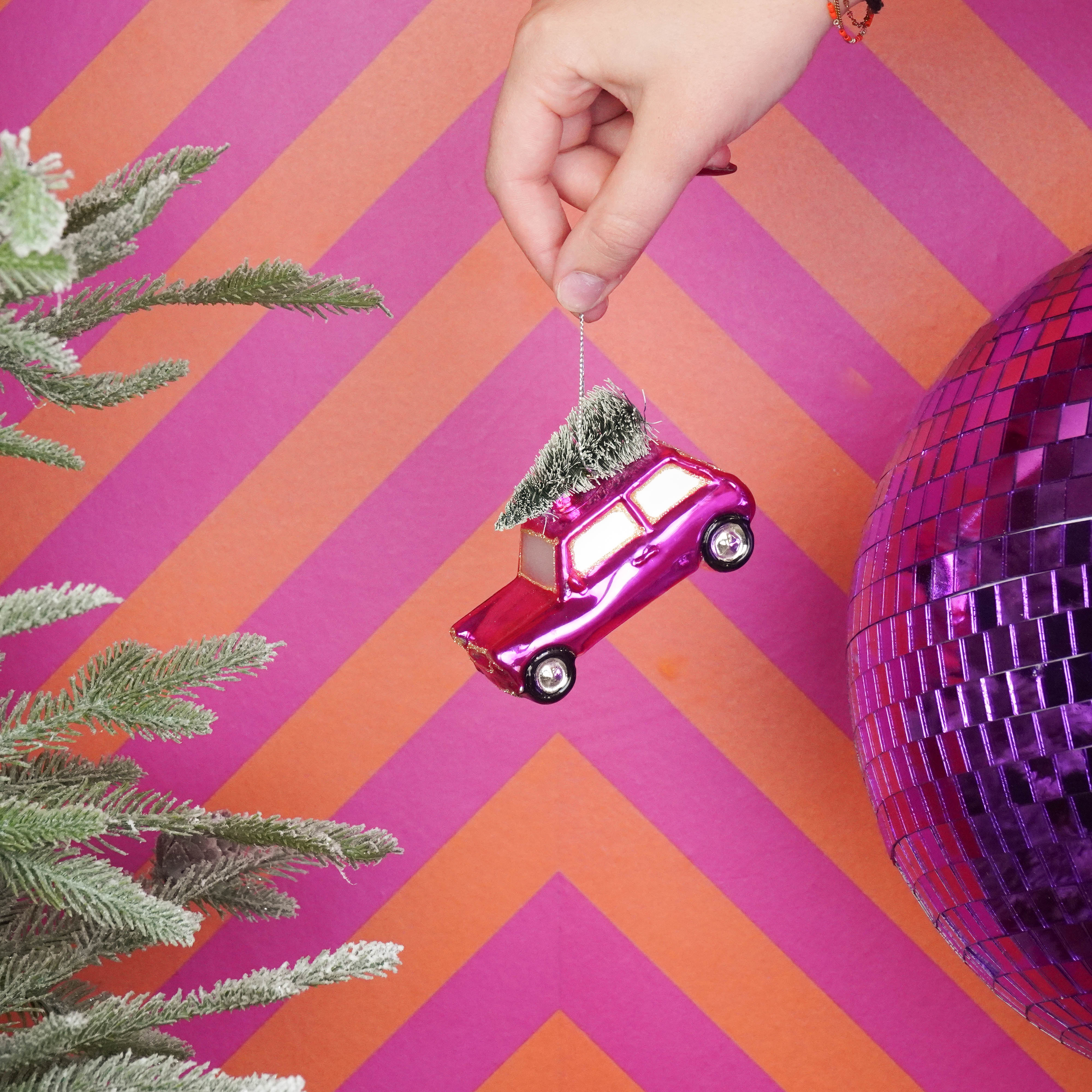 Kerstversiering - Kersthanger - Roze auto met Kerstboom - Glas - 10x5x7cm