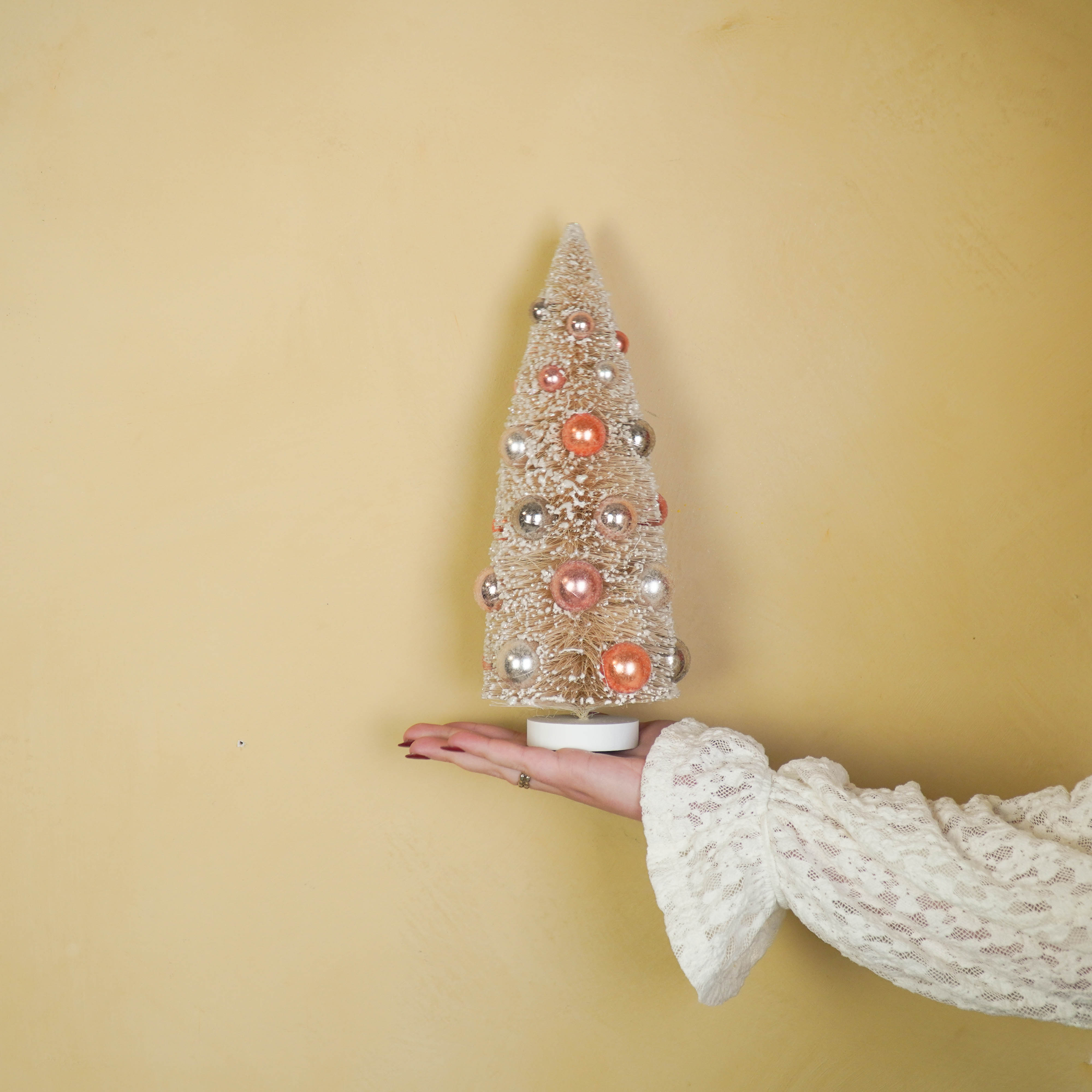 Kerst Decoratie - Kerstboom met gekleurde ballen - Sisal/ Kunststof - Taupe - 12x31 cm