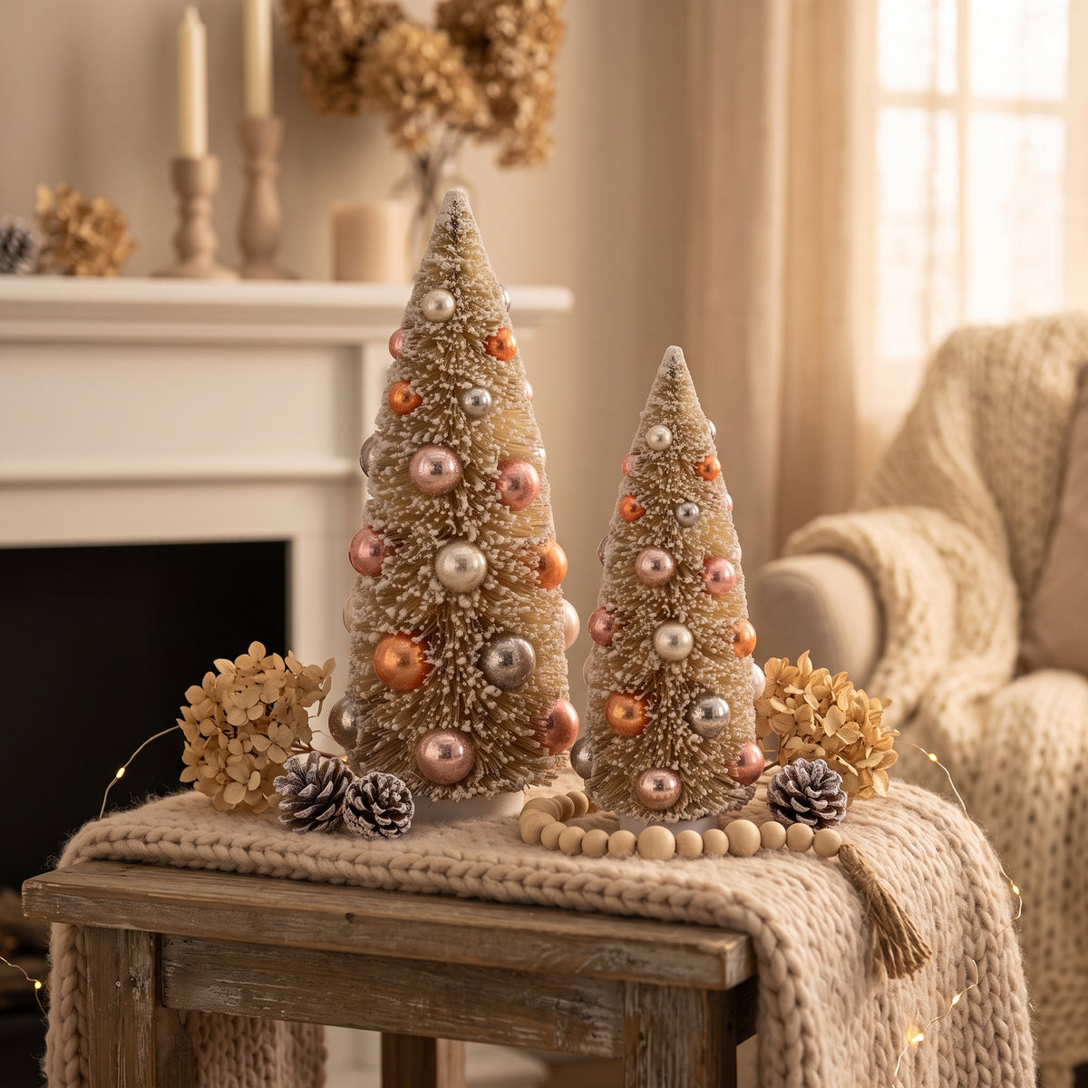 Kerst Decoratie - Kerstboom met gekleurde ballen - Sisal/ Kunststof - Taupe - 12x31 cm