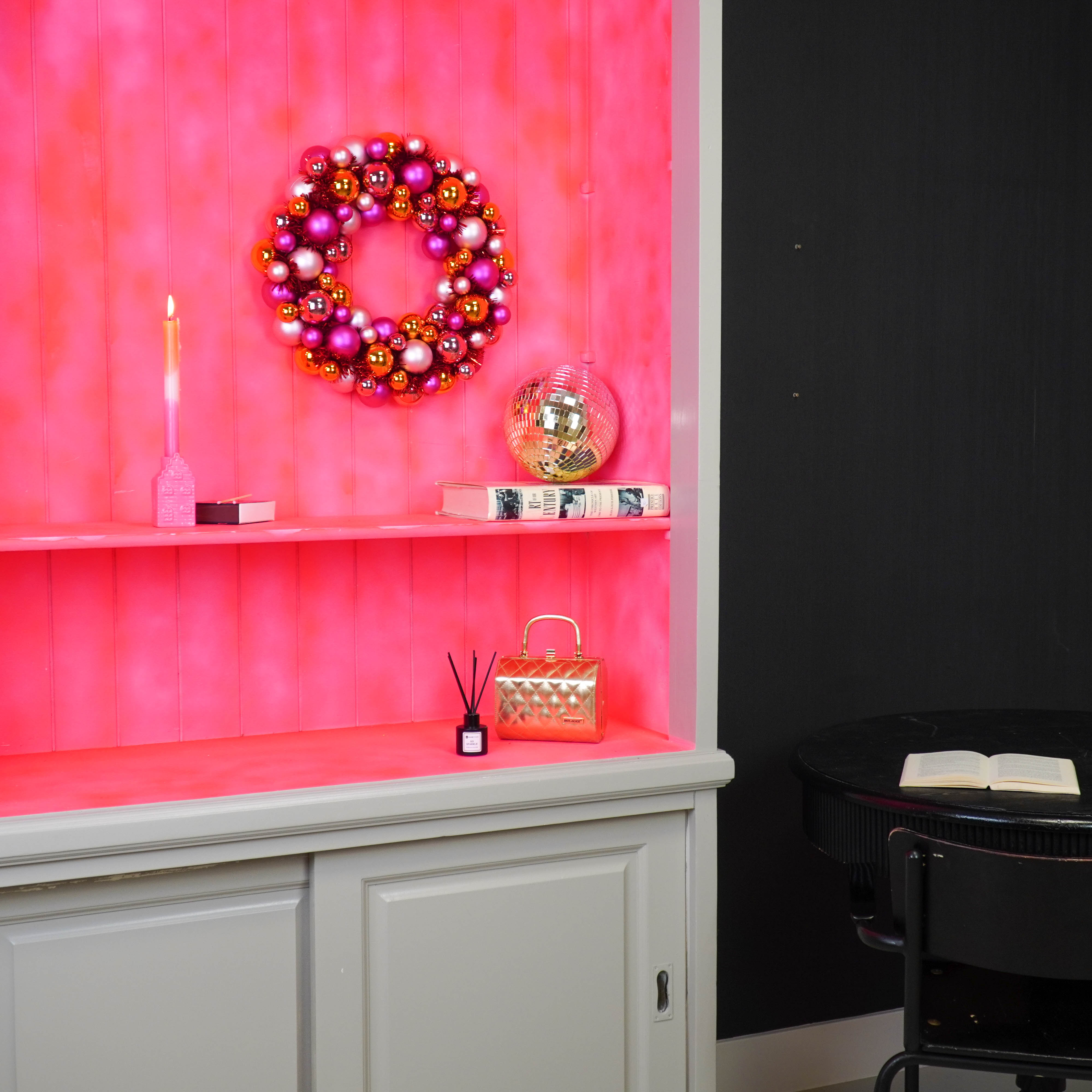 Kerstversiering - Kerst Krans Kerstballen - Kunststof - Roze/Oranje - 34x10 cm