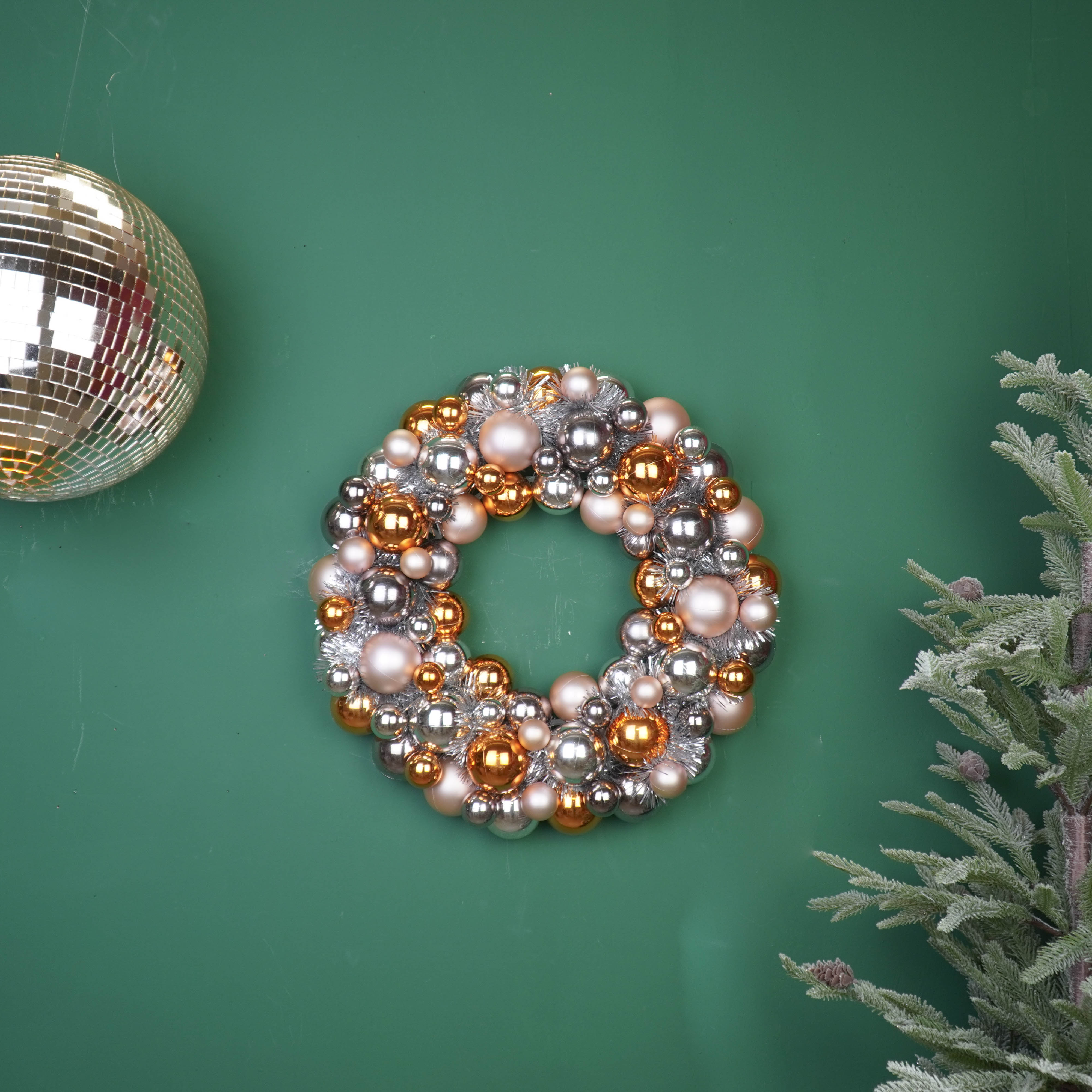 Kerstversiering - Kerst Krans Kerstballen - Kunststof - Taupe - 34x10 cm