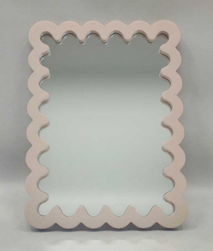 Spiegel - Wand- en Make Up Spiegel met Golvende Rand - MDF - Taupe - 24x33x1.5cm