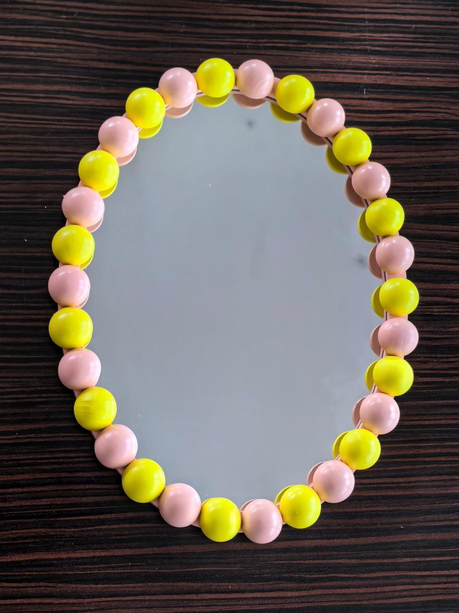 Spiegel - Wand Spiegel met Bolletjesrand - MDF/ Glas - Licht Roze/ Geel - 29x22.5cm