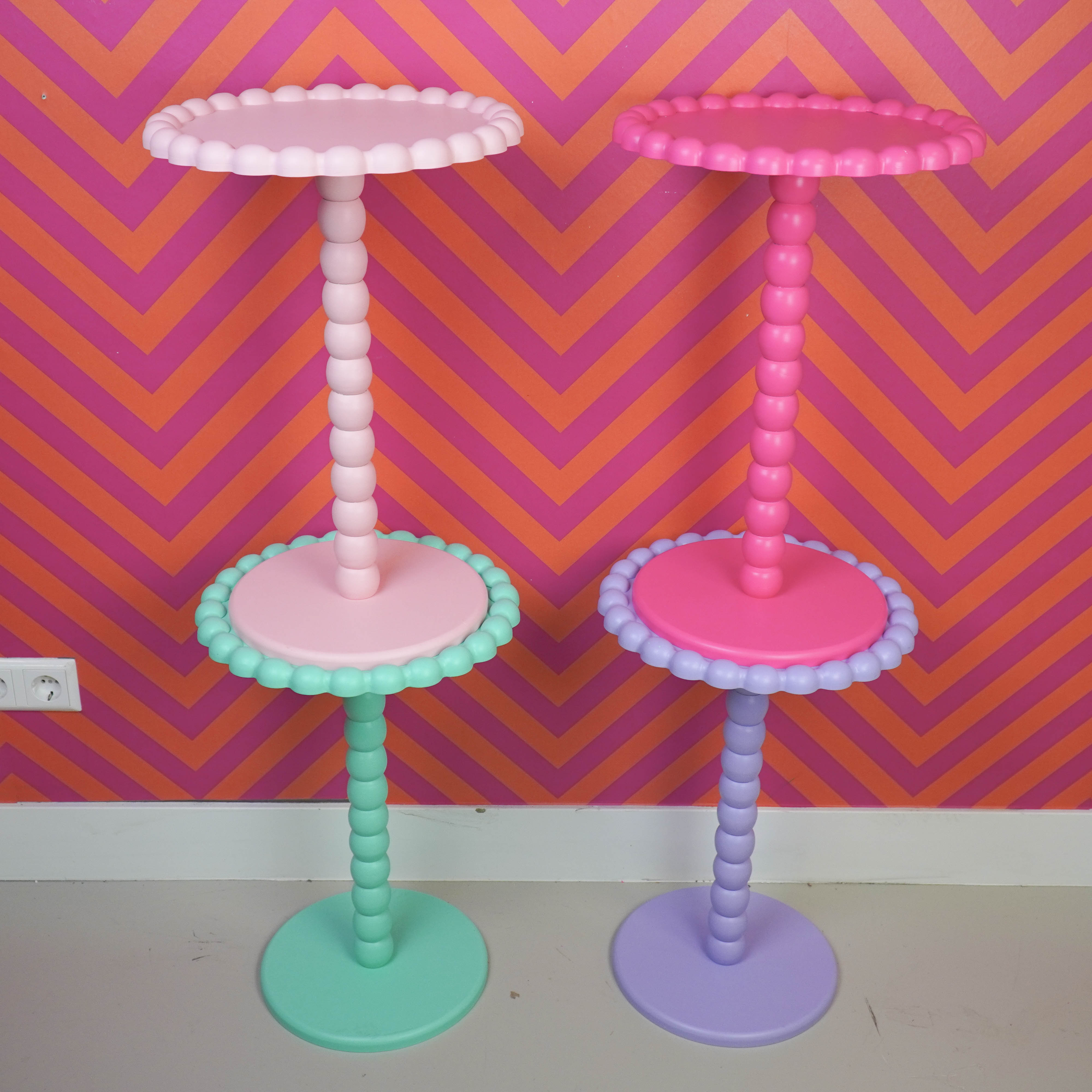 Bijzettafel- Ronde Bijzettafel met Bolletjes Rand en Poot - MDF - Fluor Roze - 38X55cm