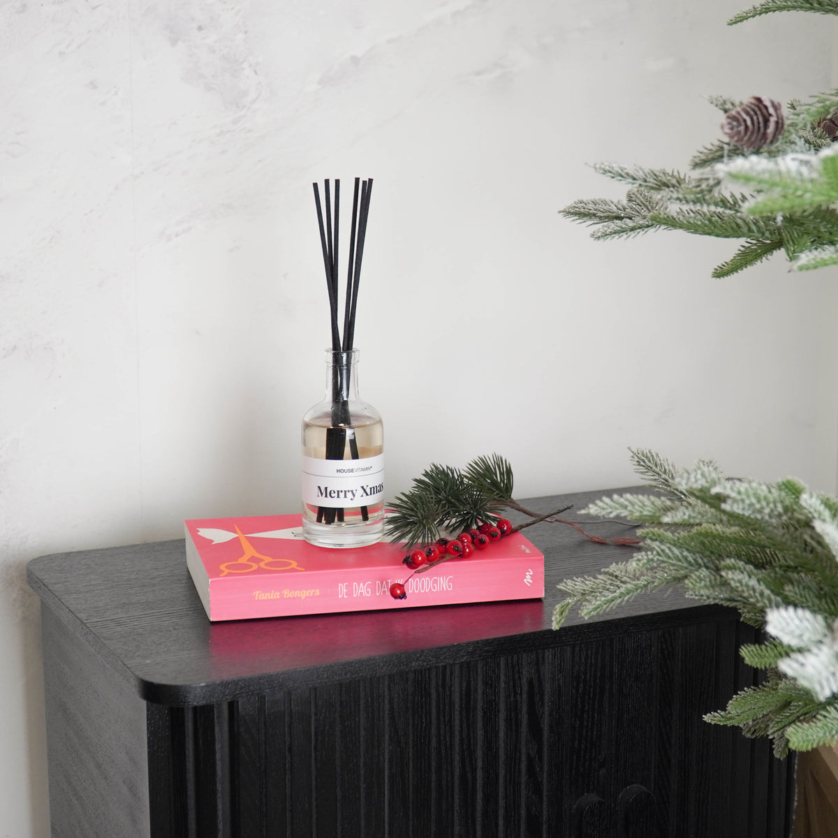 XMAS- Set Kerst Cadeauset – 2 x Geurstokjes, Geurkaars & Kerstbordjes Ø15 en Ø19 cm – Kerst Giftset
