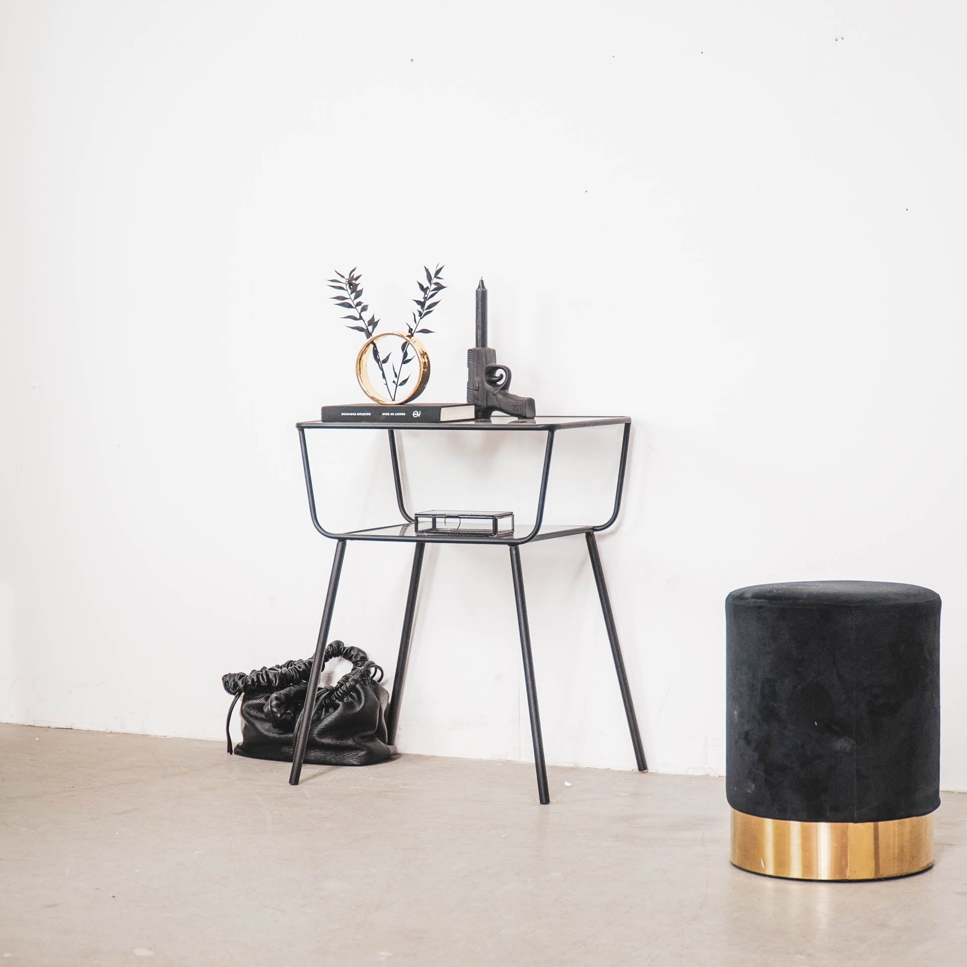 leuke zwarte bijzettafel met decoratie