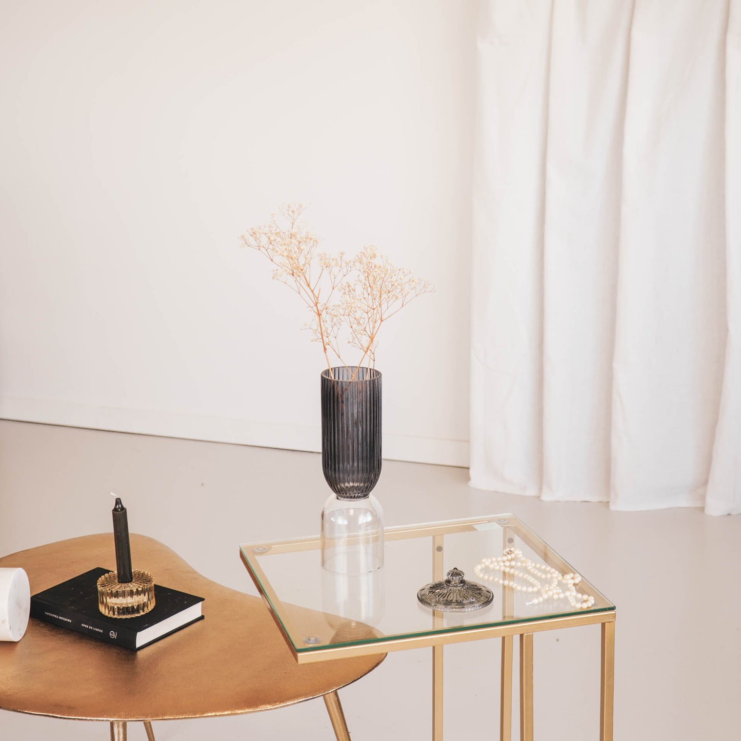 Hoge glazen vaas met 2 kanten in smokey kleur en transparant
