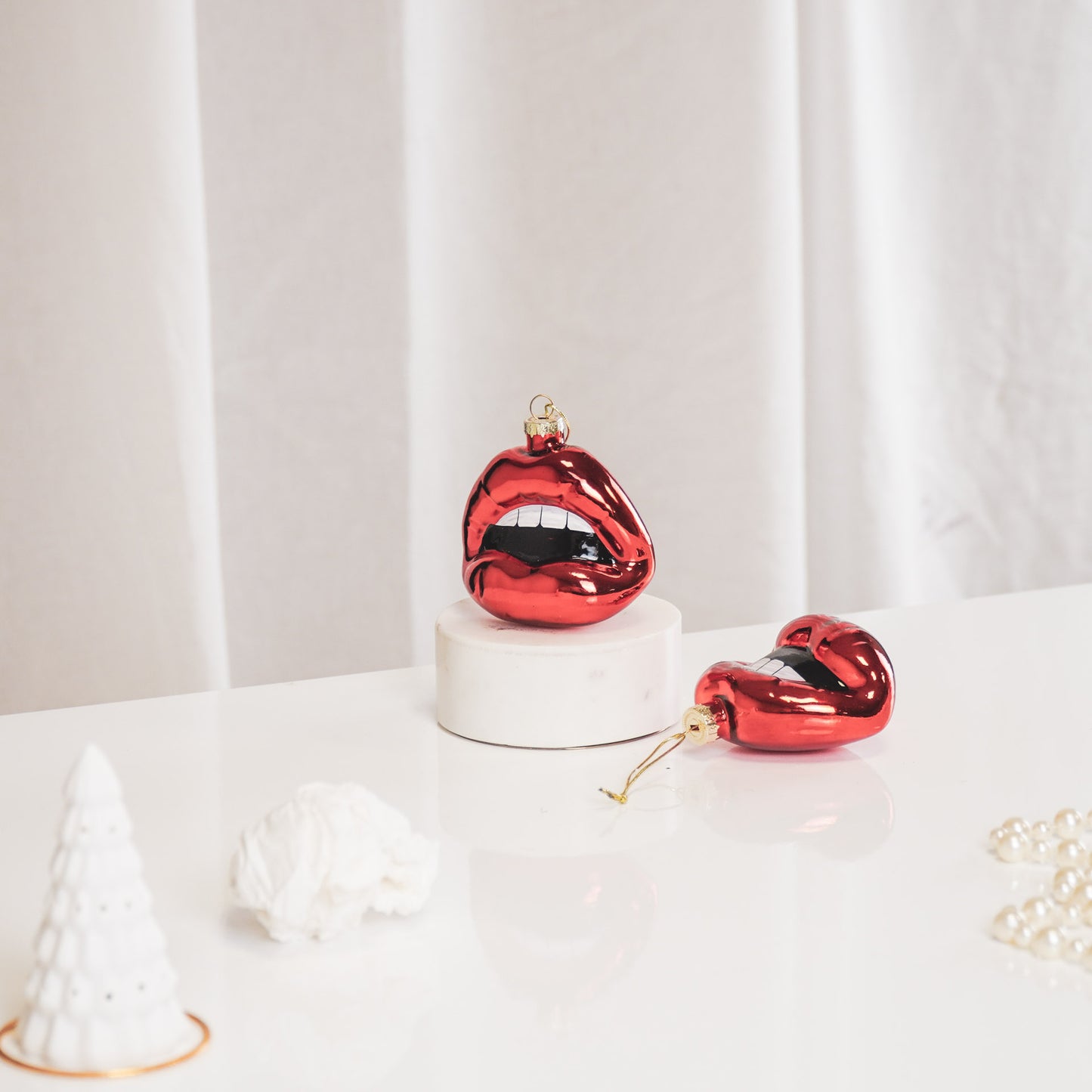 HV 'Shut up and kiss me' Kerst Ornament- Set van 2- Glas- 8,5x3,5x8,5cm
